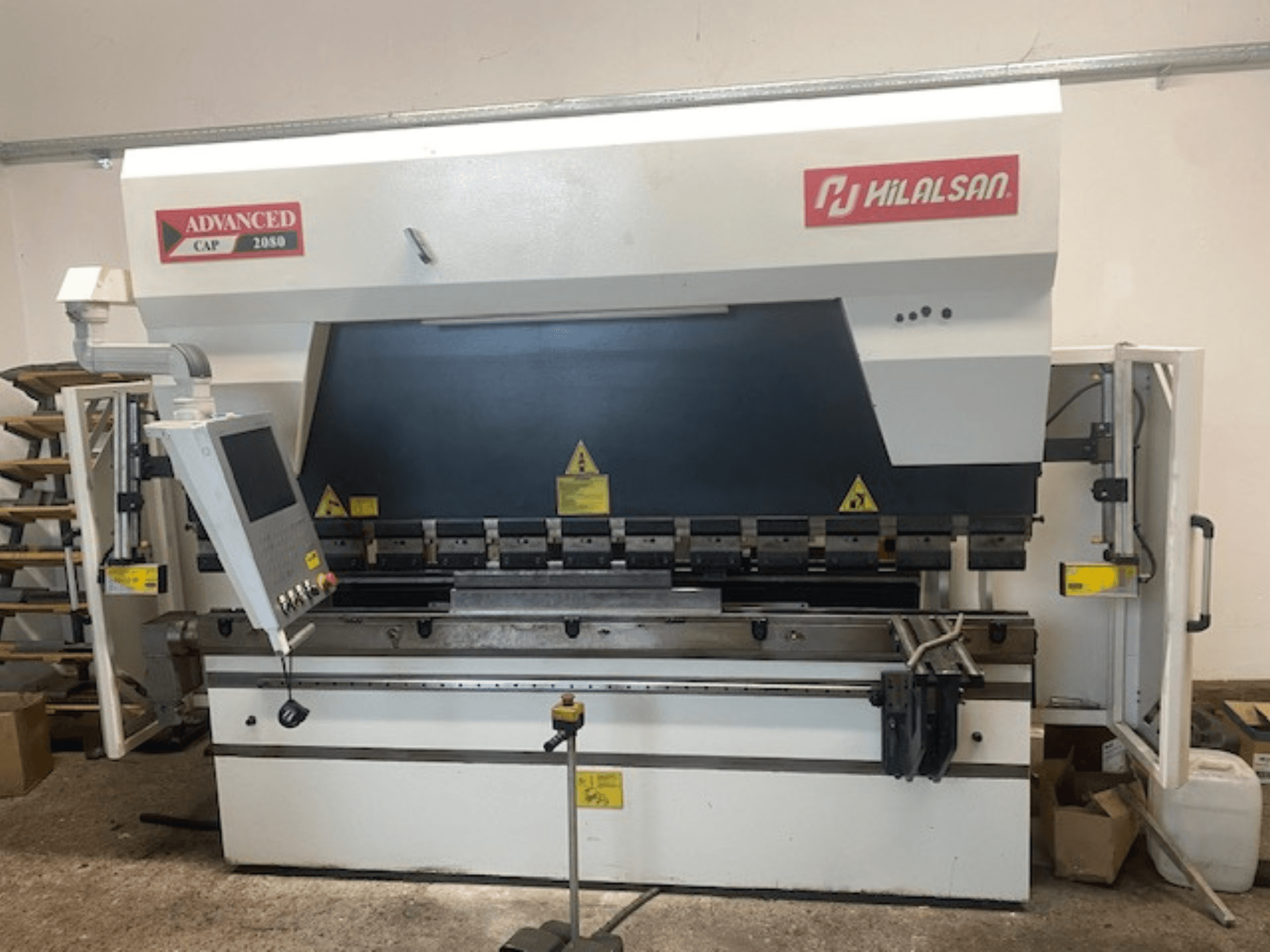 Täiustatud Hilalsan CAP 2080 presspink, esikülg koos juhtpaneeli ja turvaelementidega, tööstuslik disain metalli painutamiseks.