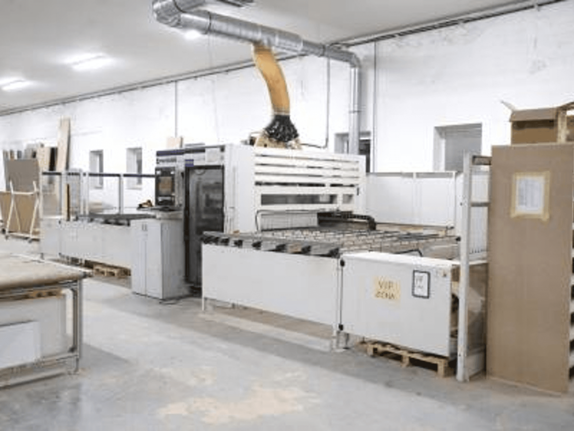 SCM Morbidelli UNIFLEX HP CNC-puidutöötluskeskus töökojas, esiplaanil, kus näidatakse selle juhtpaneeli ja söötmissüsteemi.