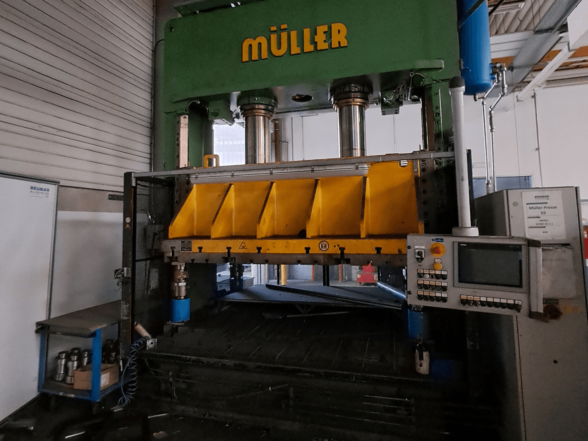 Müller SE 300-25.1.1 metallpressi esivaade, millel on kollased pressimiskomponendid ja küljel asuv juhtpaneel.