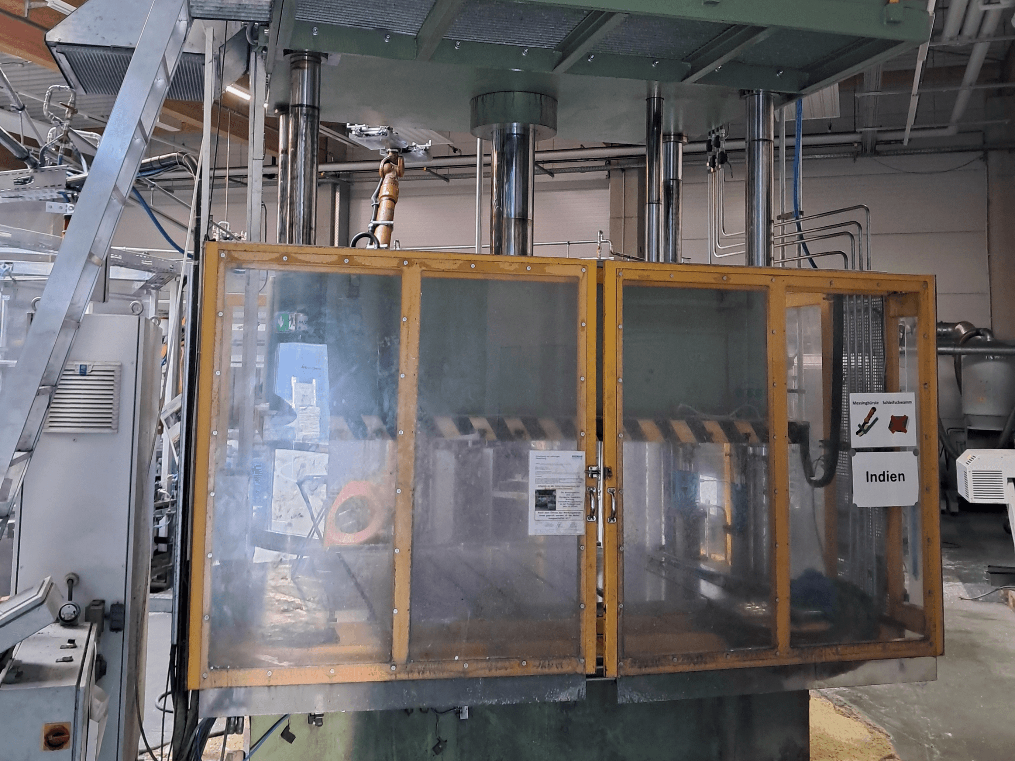 Tootja „Other“ metallpress HS 4 160-K3, esivaade, millel on näha turvaklaasist kaitsekest ja juhtimispaneel tööstuslikus keskkonnas.