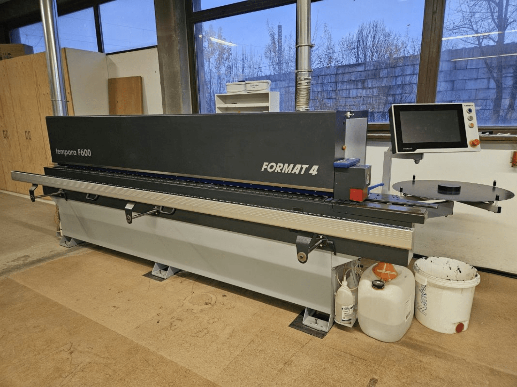 Templora F600 by Format 4, puidutöötlemismasina esivaade koos digitaalse ekraani, lõikelaua ja hoiukonteineritega.