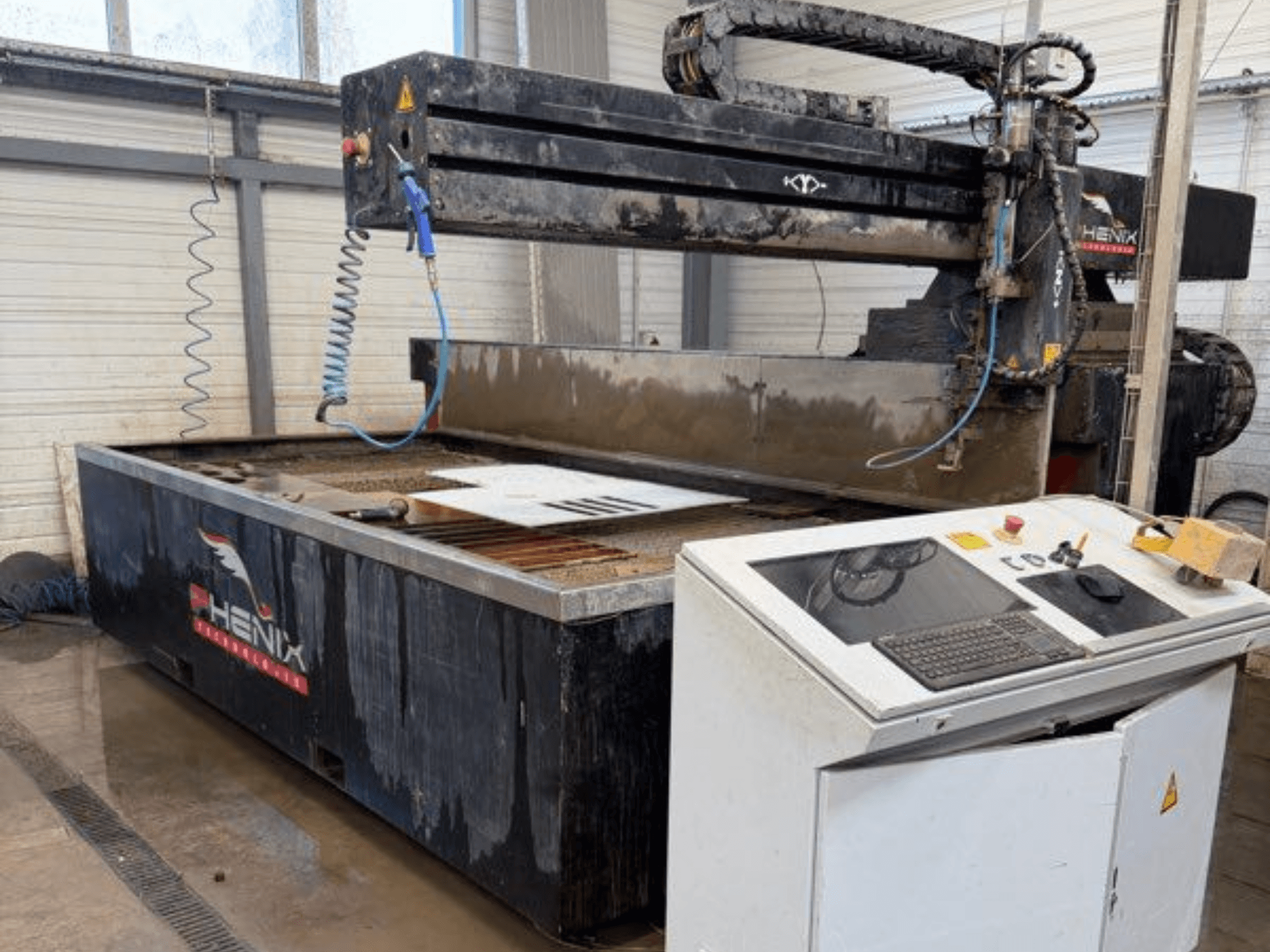 PHENIX MD JET 1530 vesilõikepink, esikülg, kus on näha juhtpaneel ja lõikamisala koos nähtava veepaagiga.