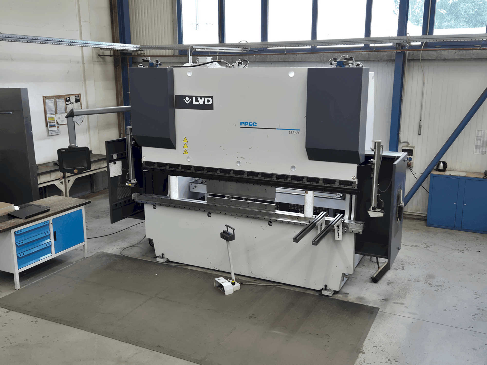 Masina LVD PPEC 135/30 eestvaade