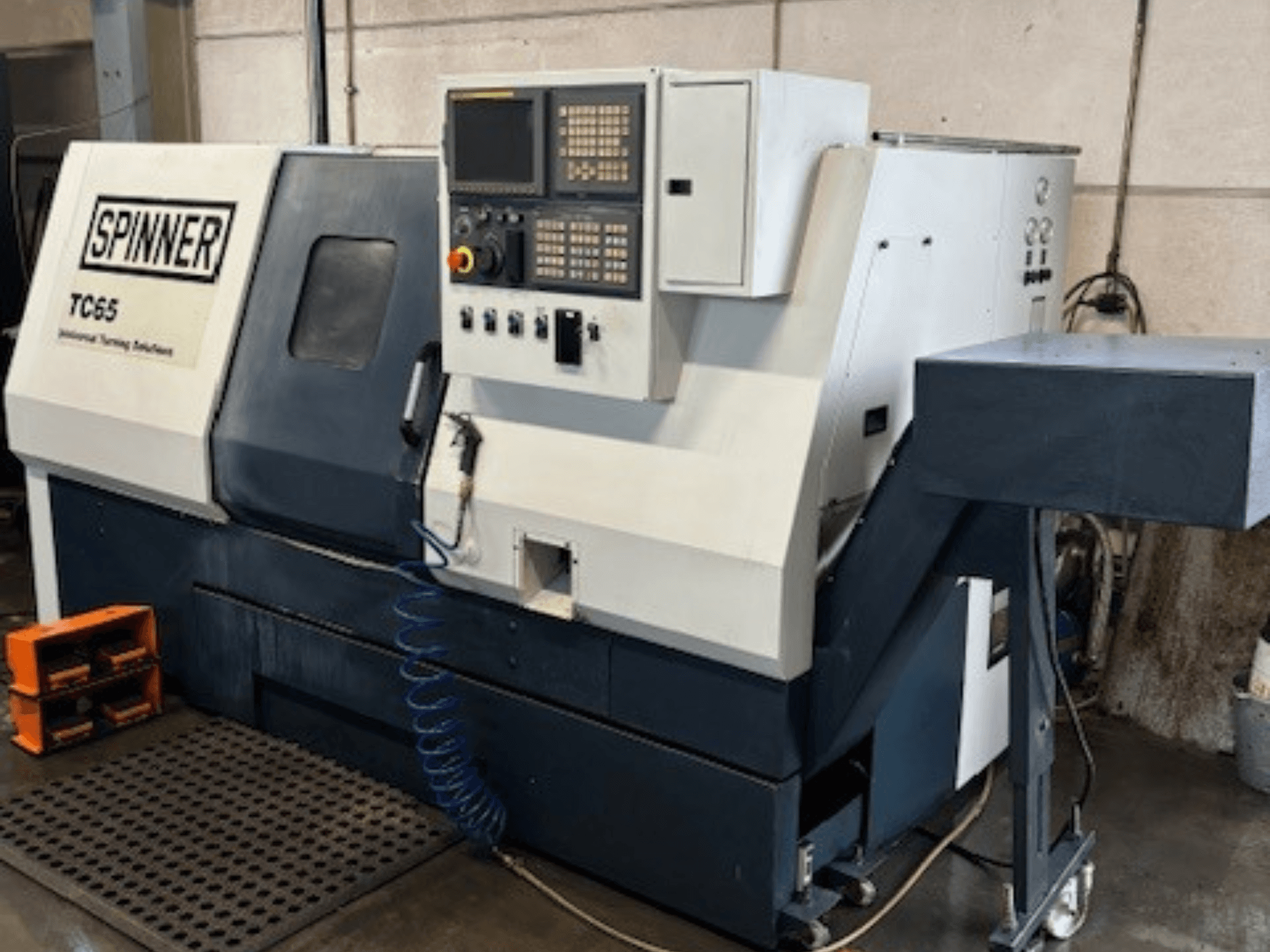 Spinner TC65 tööstuslik treipingi, esivaade, juhtpaneel, suruõhuliin ja tööriistade hoiuruum.