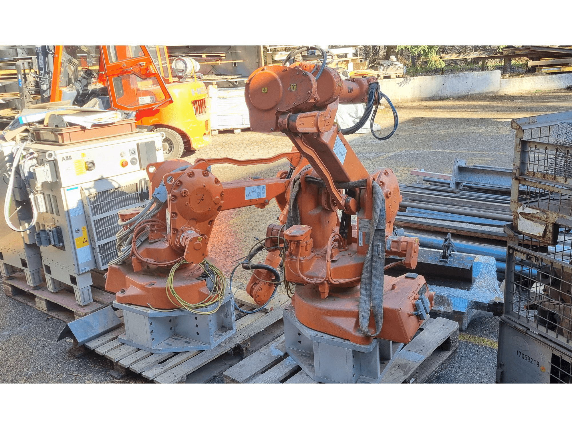 Masina ABB IRB2400 M2000 eestvaade