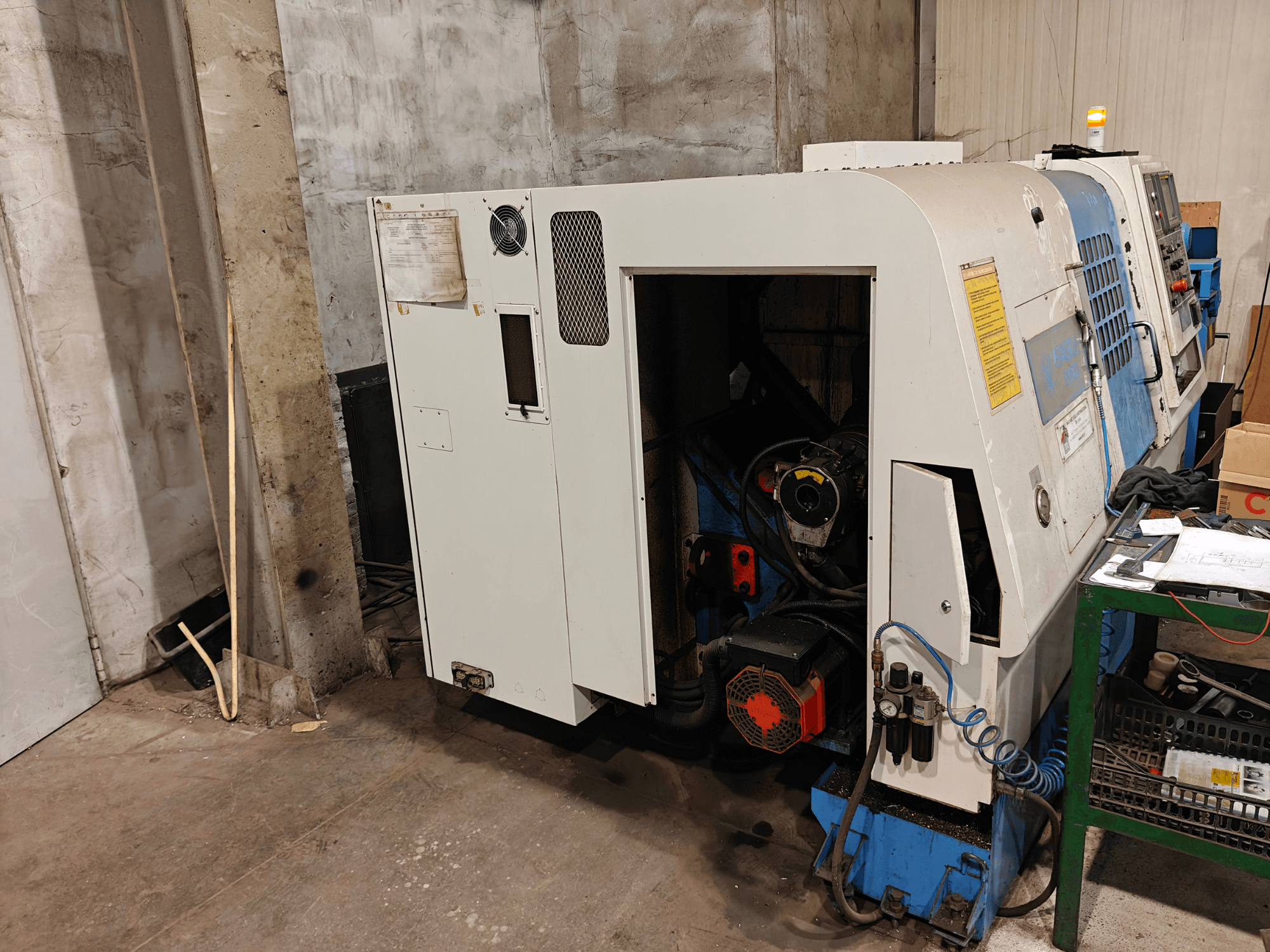 Eesvaade treipingile, marki ja mudelit ei ole täpsustatud, millel on juhtimisseadmed ja nähtavad mootorikomponendid.