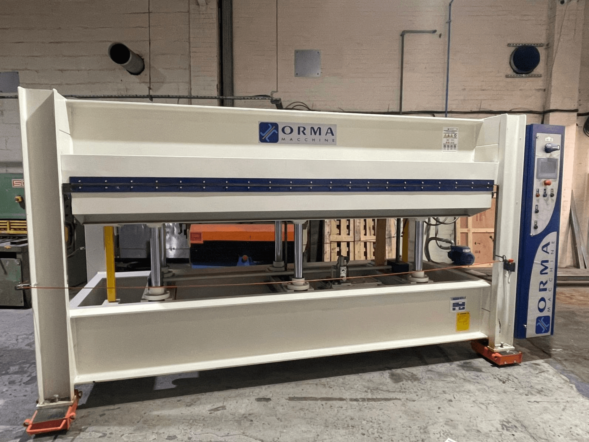 ORMA masinate hüdrauliline press, esivaade, hõbedase viimistlusega, paremal juhtpaneel ja püstised pressimiskolvid.