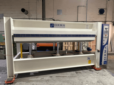 ORMA masinate hüdrauliline press, esivaade, hõbedase viimistlusega, paremal juhtpaneel ja püstised pressimiskolvid.