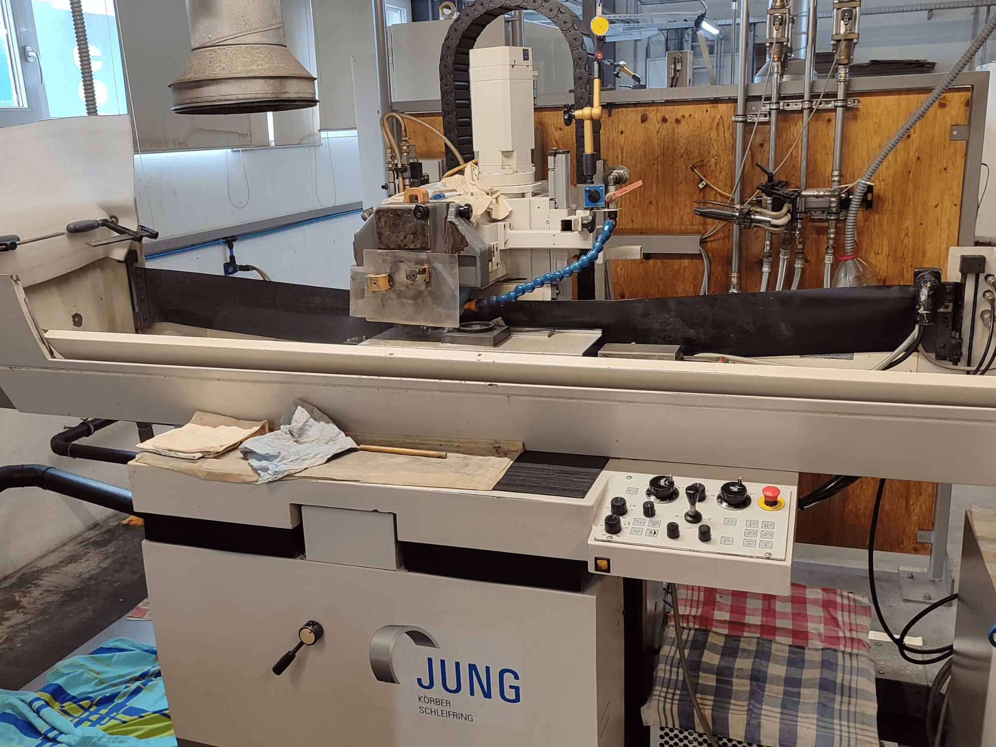 BLOHM JUNG JE 525 P pindlihvimismasin, esiplaanil, kus on juhtimisseadmed ja lihvimisketta seadistus.