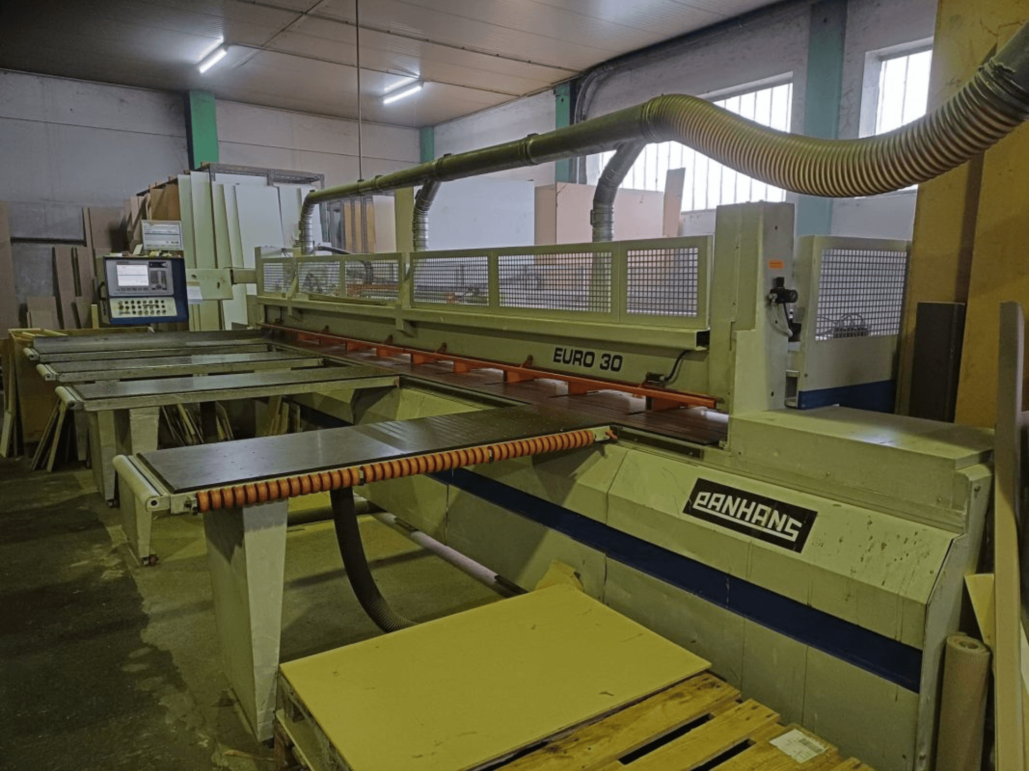 PANHANS EURO 30 plaadisae esikülg koos juhtpaneeli, lõikelaua ja tolmuimeja voolikuga töökojas.