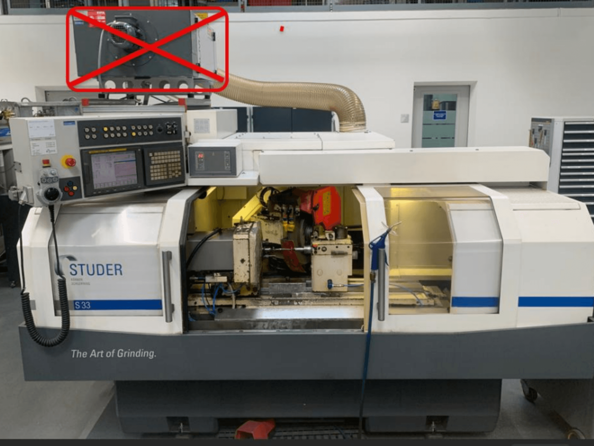 Studer S33 silindriline lihvimismasin, esiplaanil juhtpaneel ja lihvimiskomponendid koos nähtavate elektriühendustega.