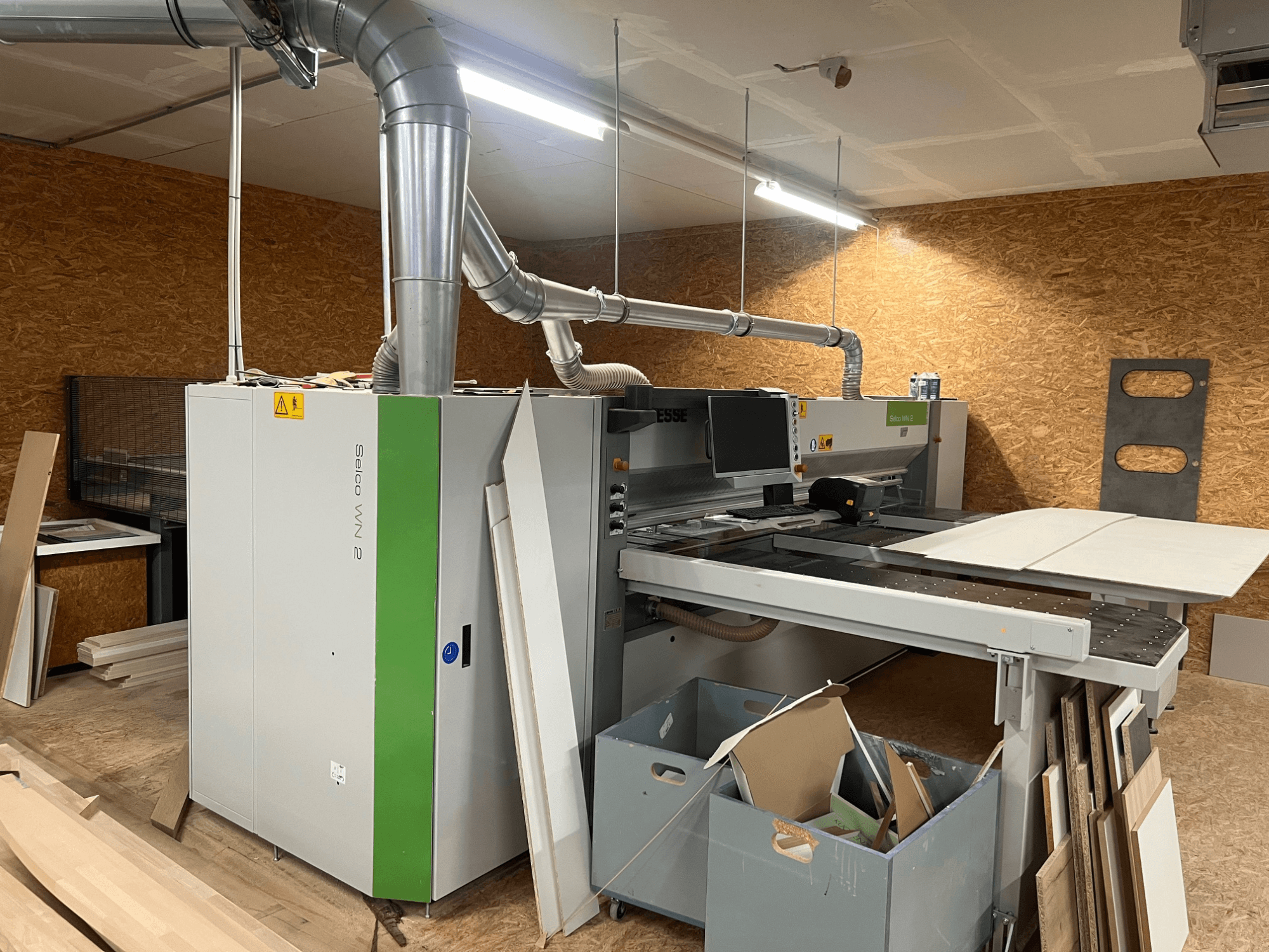 BIESSE Selco WN 2 plaadisaag töökojas, millel on suur lõikelaua ja tolmueemaldussüsteem, külgvaade.