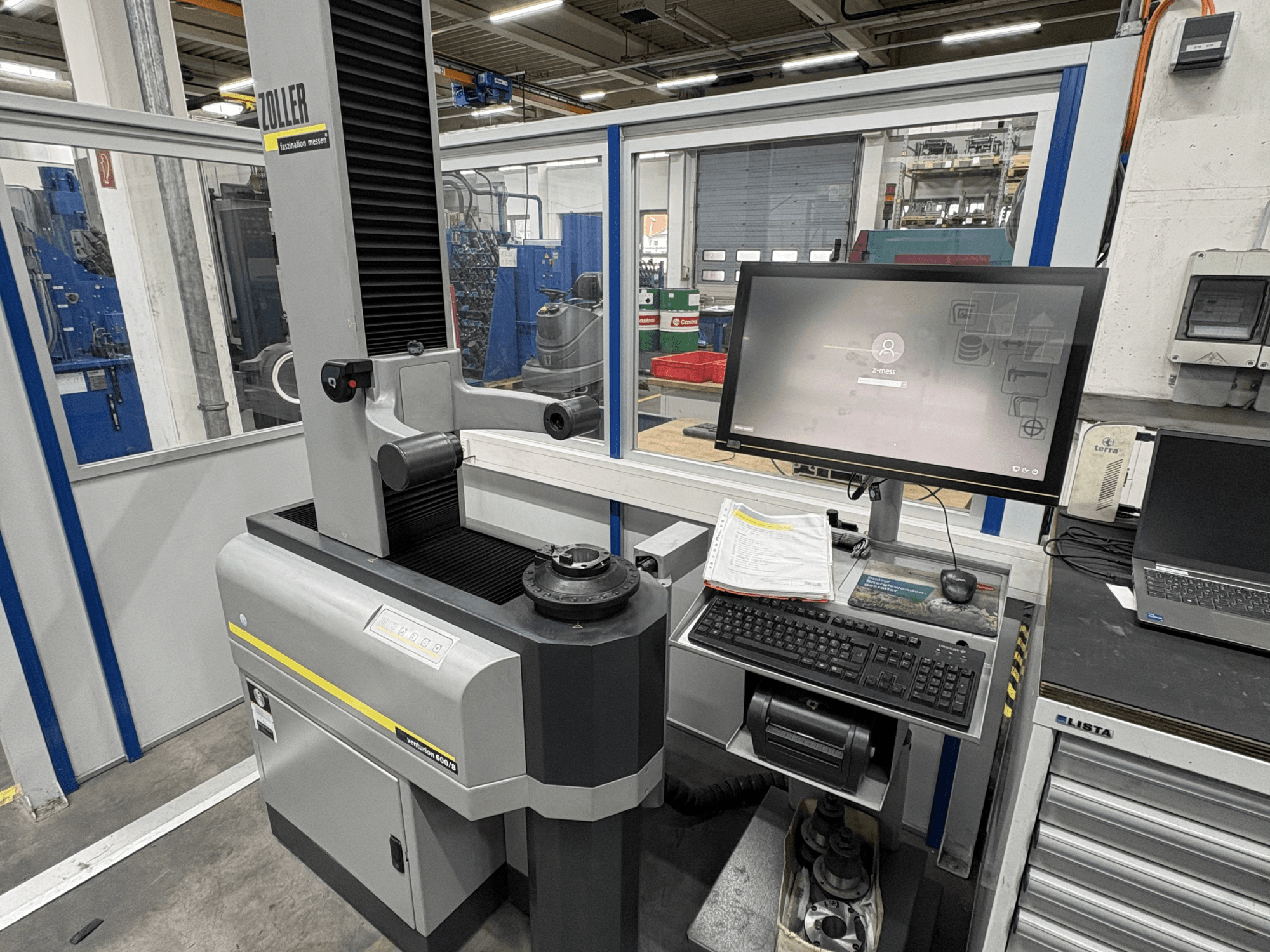 Zoller Venturion 600/8 optiline mõõtmismasin töökojas, millel on monitor, klaviatuur ja mõõtmisplatvorm külgvaates.