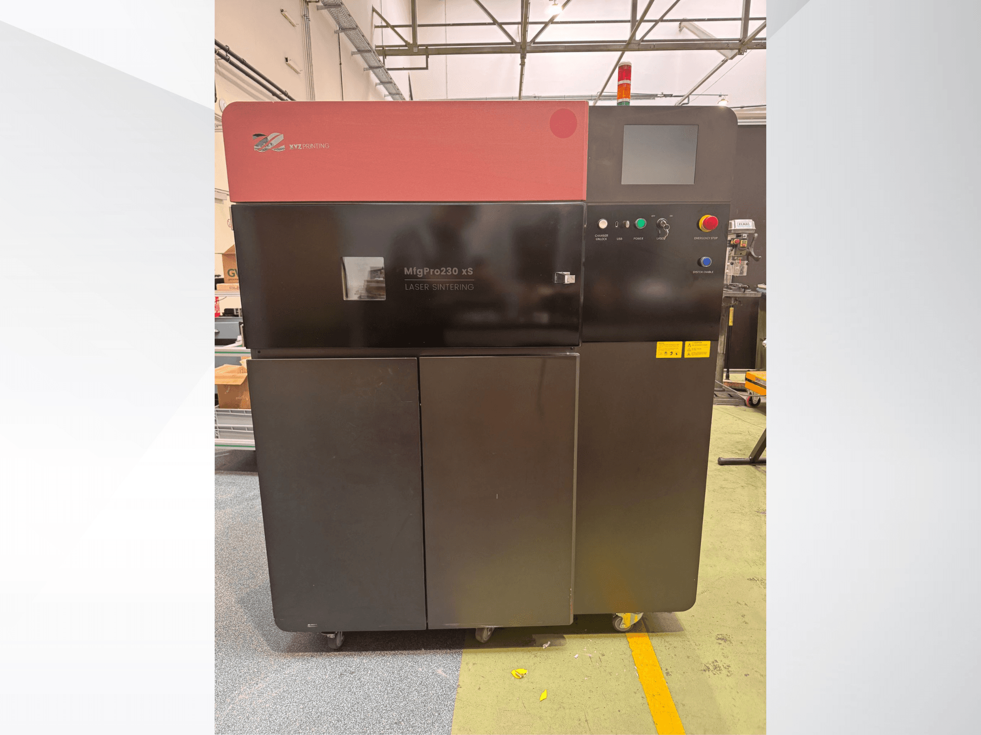 XYZprinting MfgPro230 xS plastikust 3D-printer esiplaanil, millel on juhtpaneel ja hoiatustuled.