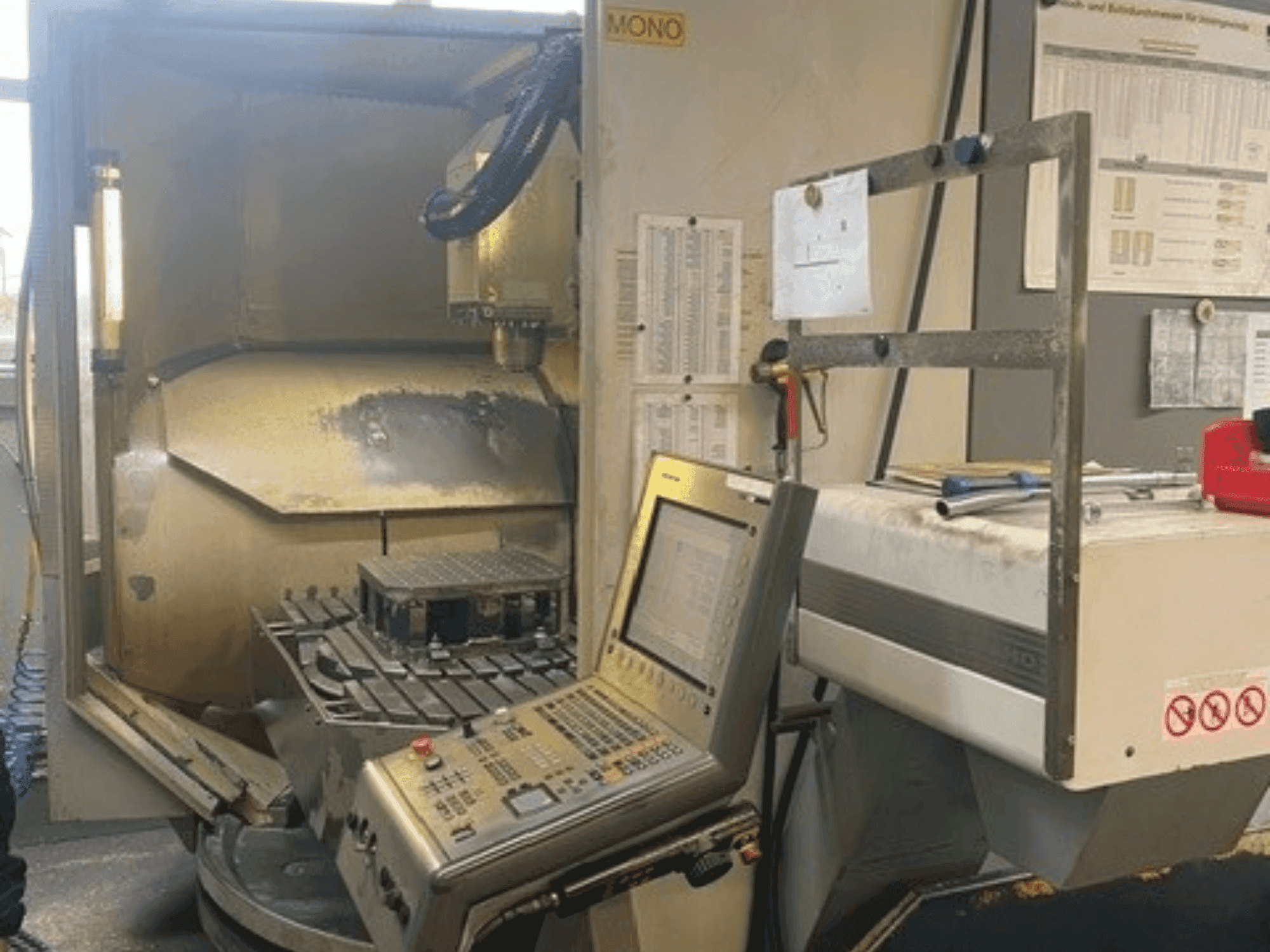 Masina DECKEL MAHO DMU 80 monoBLOCK simultan eestvaade