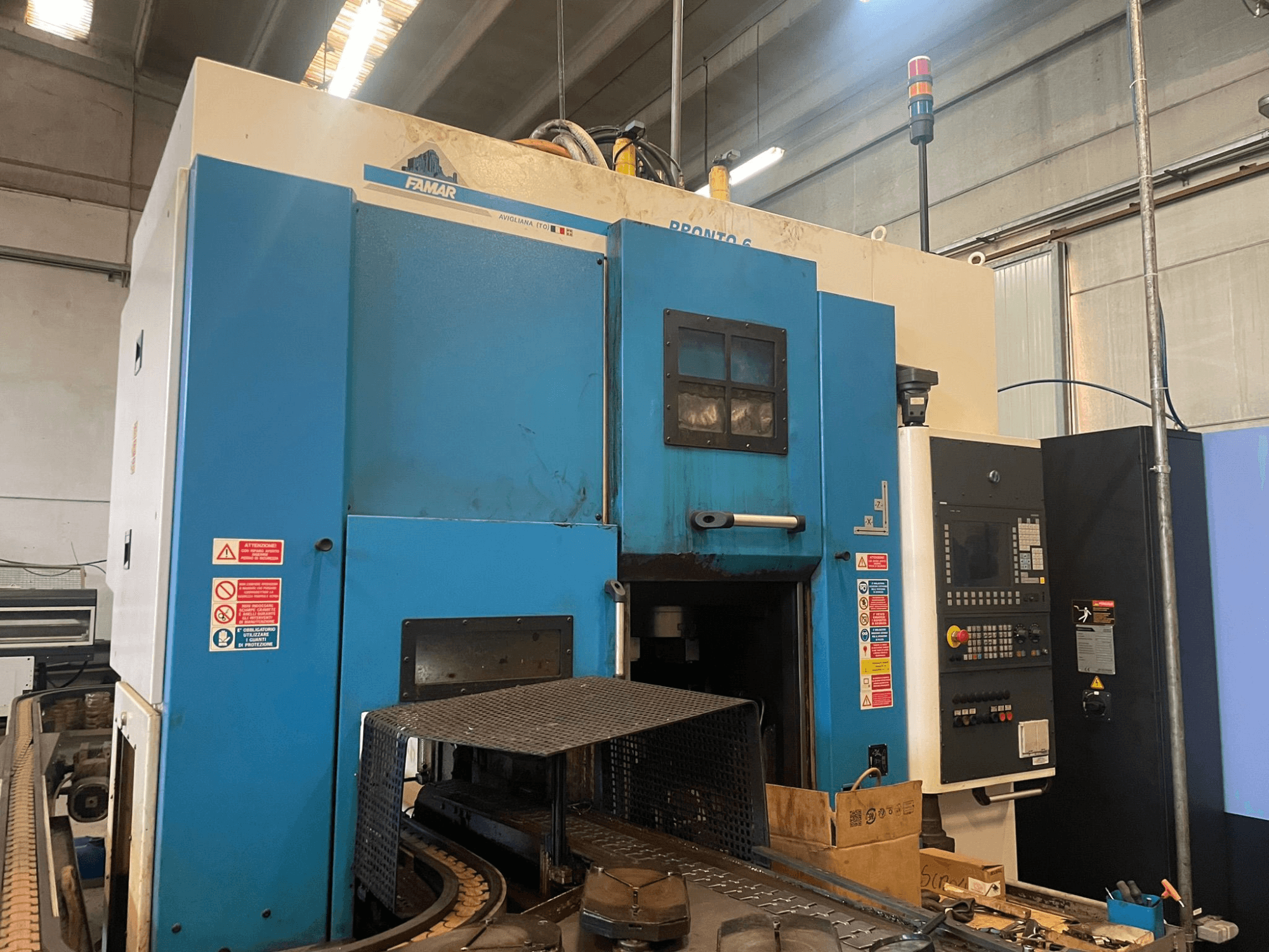 Famar Pronto 6 vertikaalne treipingi töökojas, külgvaade, kus on näidatud juhtpaneel, tööfunktsioonid ja ohutussildid.