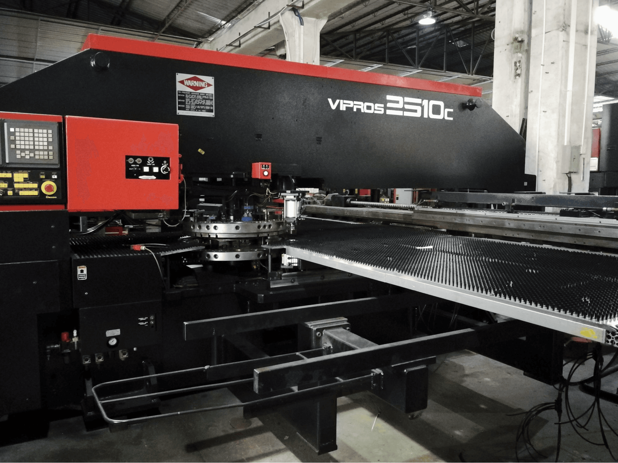 Masina AMADA Vipros 2510C tagantvaade