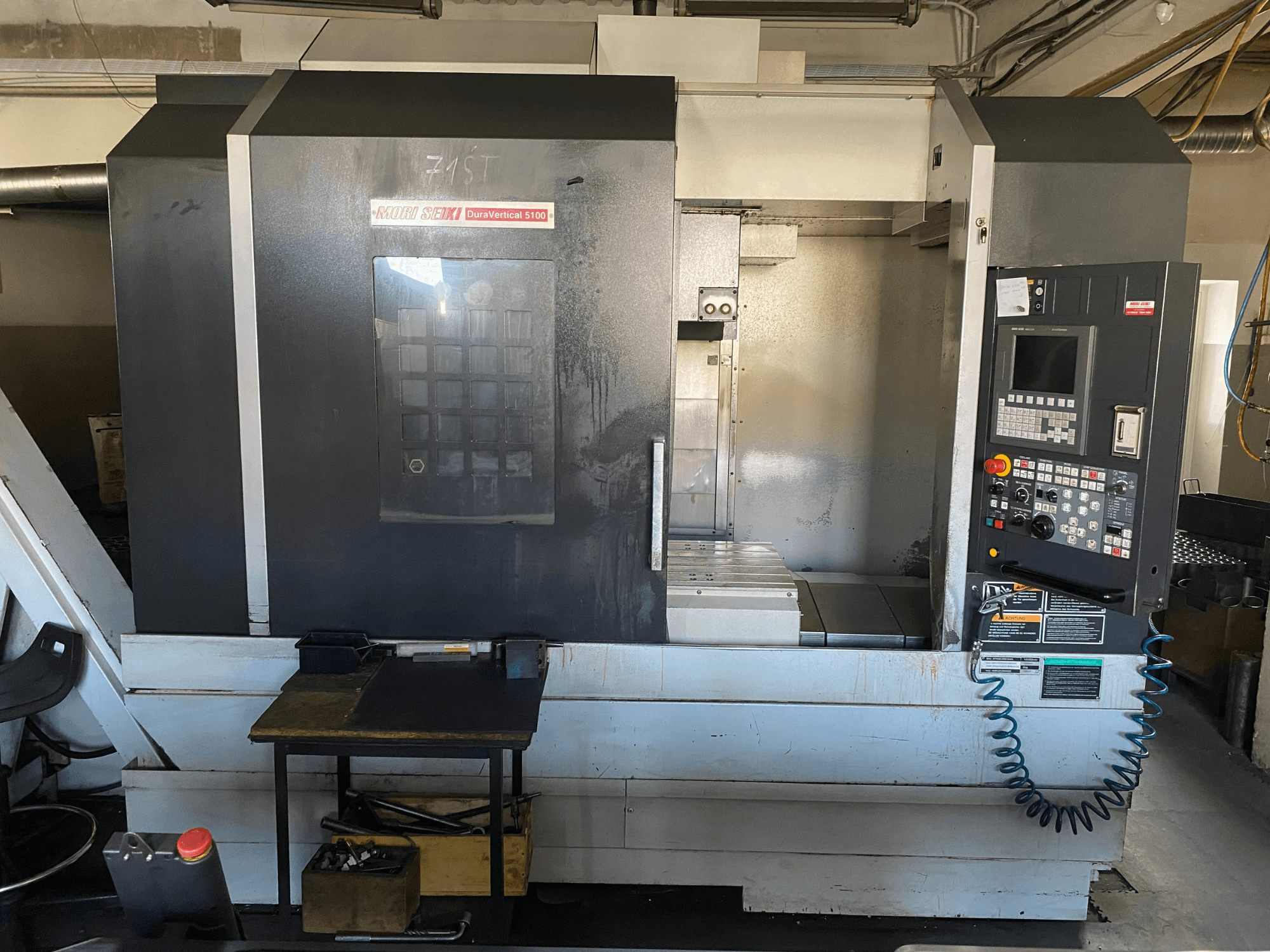 MORI SEIKI DuraVertical 5100 eestvaates, millel on näha juhtpaneel, töötsoon ja masina detailid.