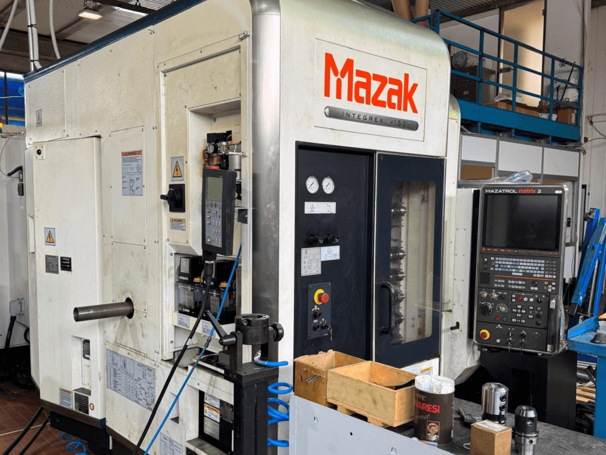 Mazak Integrex I-150 CNC-pink, esivaade; juhtpaneel, tööriistahoidik ja töömõõdikud.
