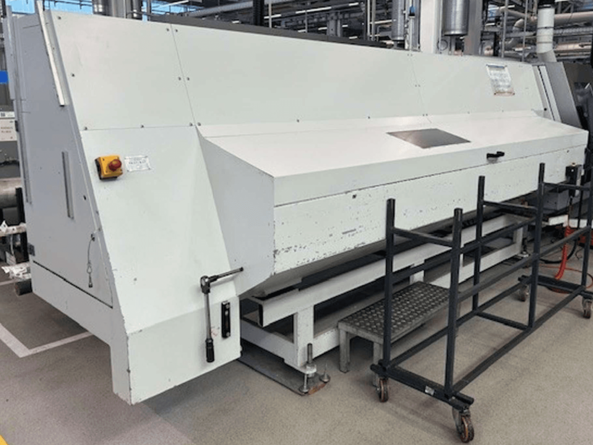 Pöördekeskuse indeks G 200 RATIO LINE külgvaates, millel on valge korpus ja ohutusseadised käitamiseks.