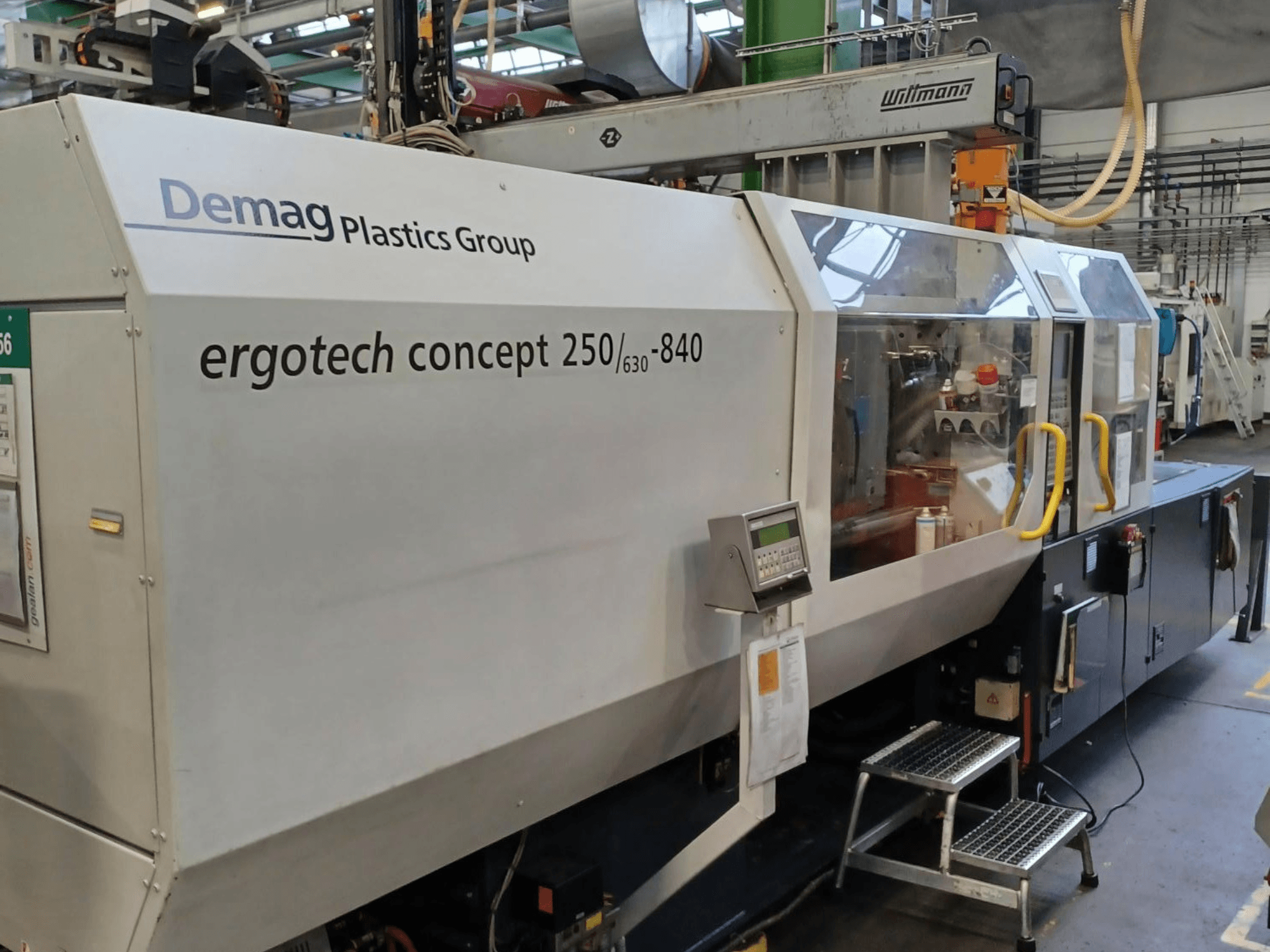 Demag ergotech concept 250/630-840 survevalu masin, esivaade, millel on digitaalsed juhtimisseadmed ja läbipaistvad kaitsekatted.