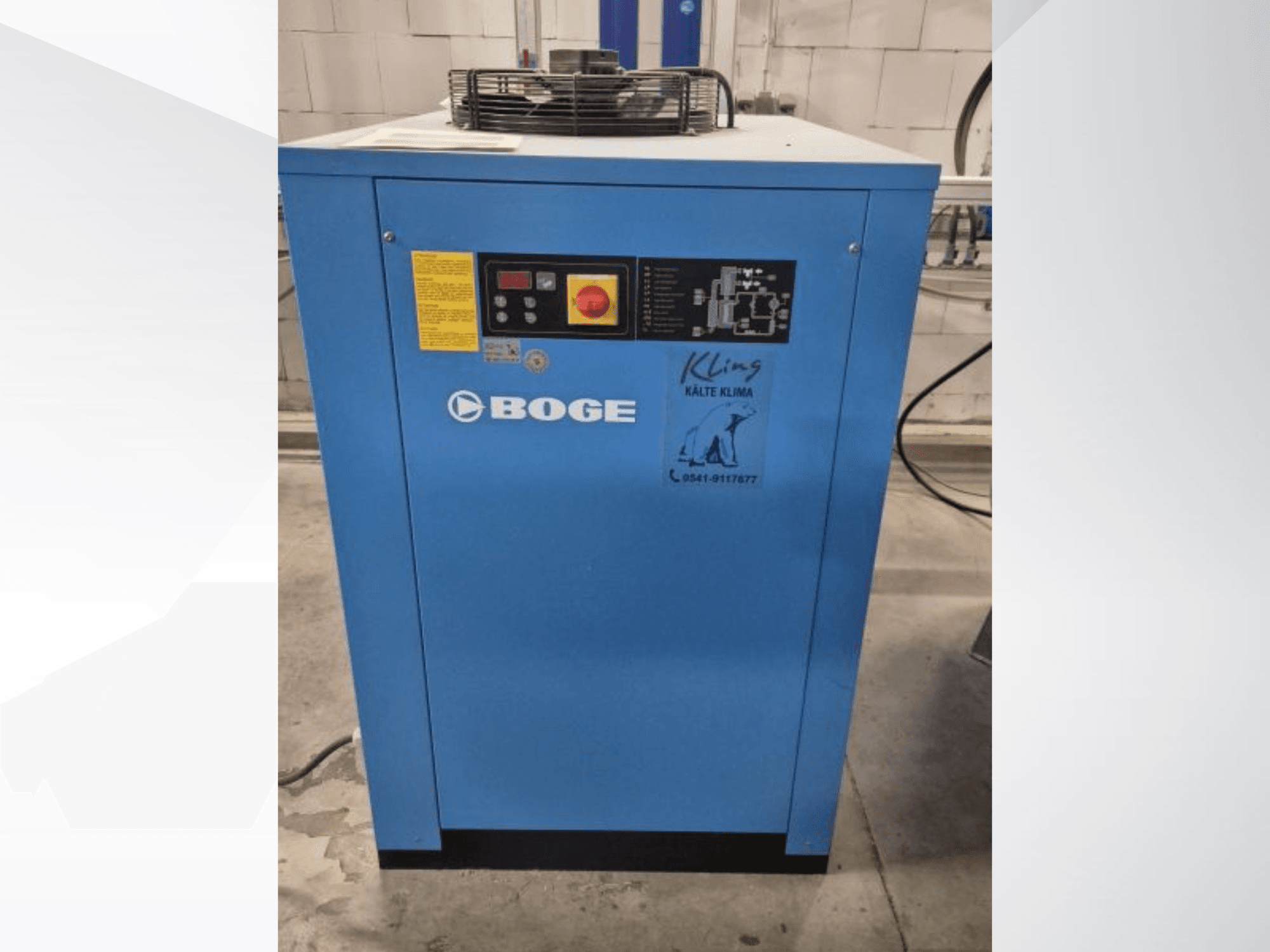 Sinise tööstusliku jahutusseadme BOGE S 111-4 esikülg koos juhtpaneeli ja hoiatussiltidega.