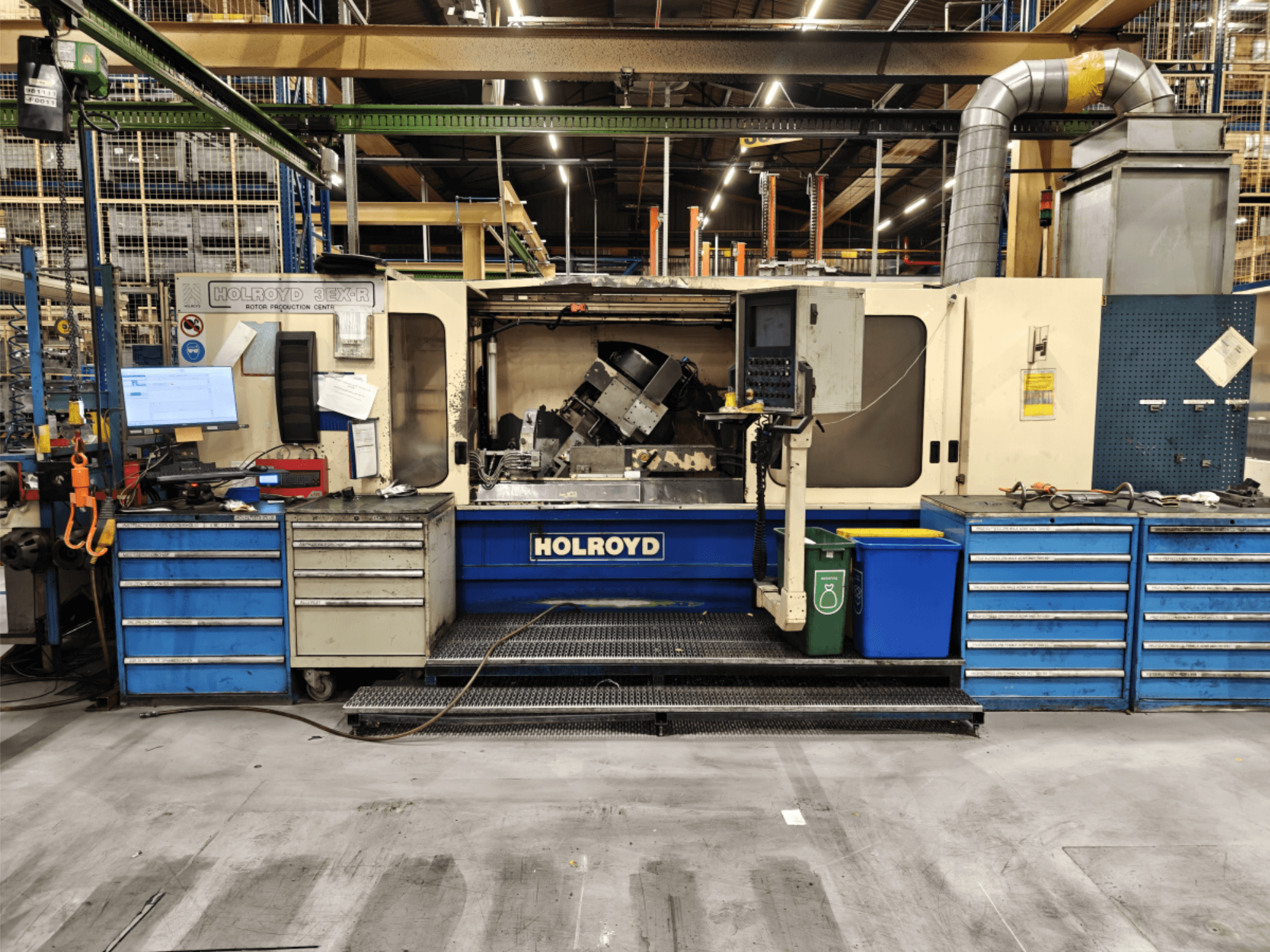 Holroyd 3EX-R tööpink töökojas, esivaade, kus on näidatud juhtpaneel, tööriistade hoidla ja tööala sees.