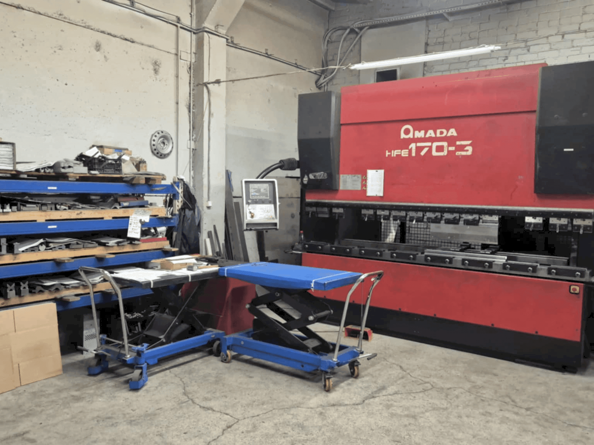 Masina AMADA HFE 170-3 eestvaade