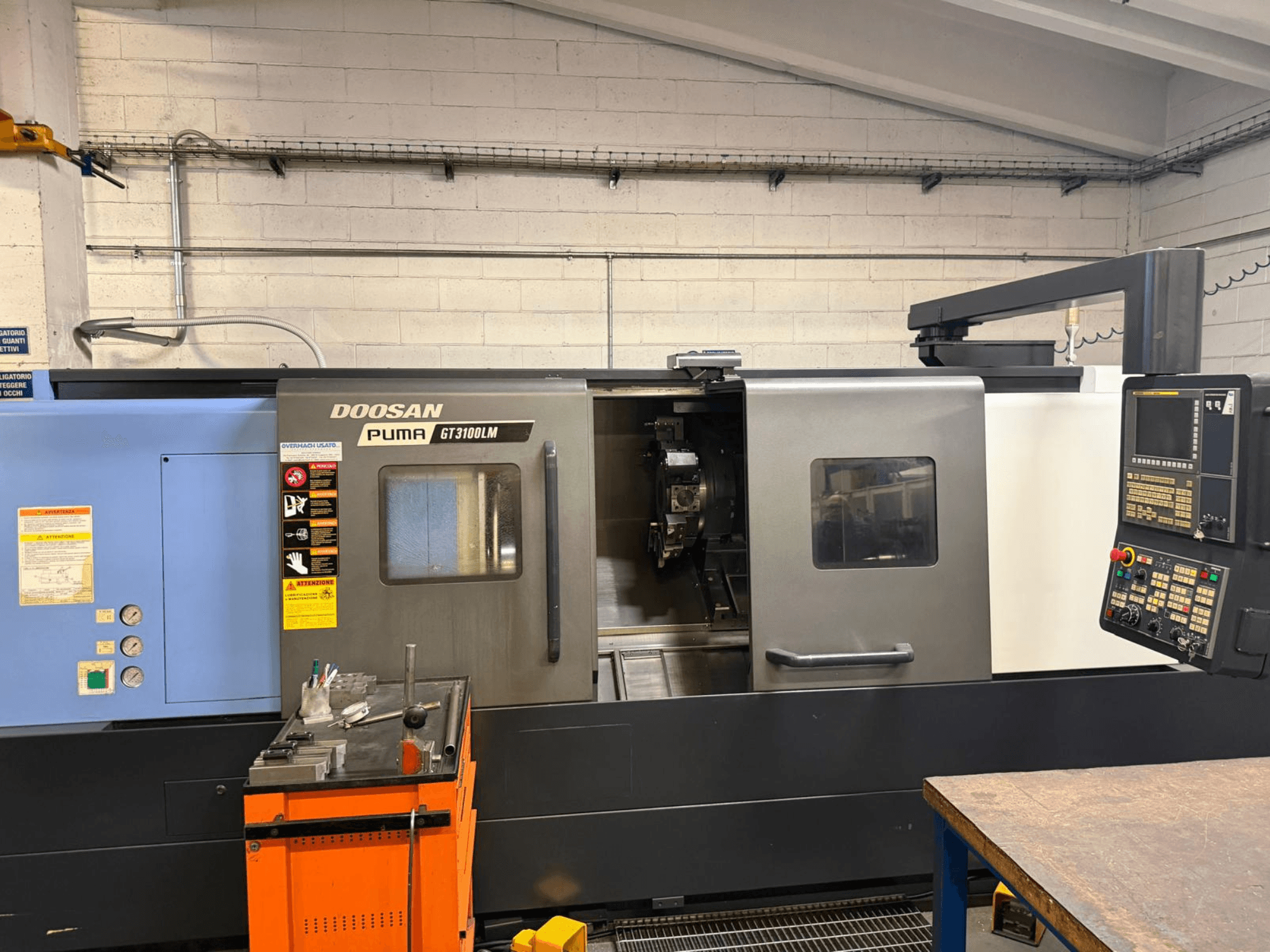 DOOSAN PUMA GT3100LM horisontaalse treipingi esivaade, kus on näidatud juhtpaneel ja tööala koos tööriistadega.