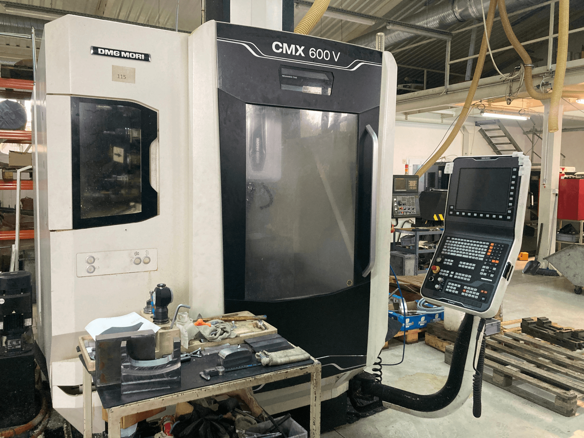DMG MORI CMX 600 V freespingi esiplaanilt, kus on näha juhtpaneel ja töölaud koos tööriistadega.