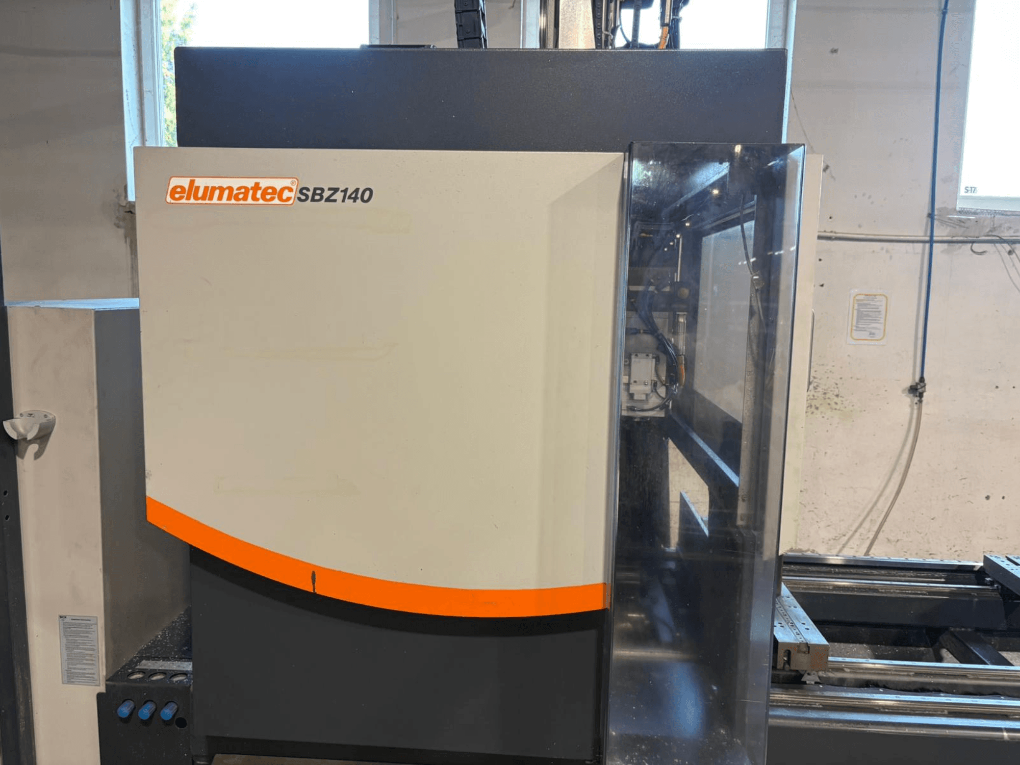 Elumatec SBZ-140 vertikaalne töötlemiskeskus, esiplaanil, kus on näha selle elegantset disaini ja juhtpaneeli üksikasju.