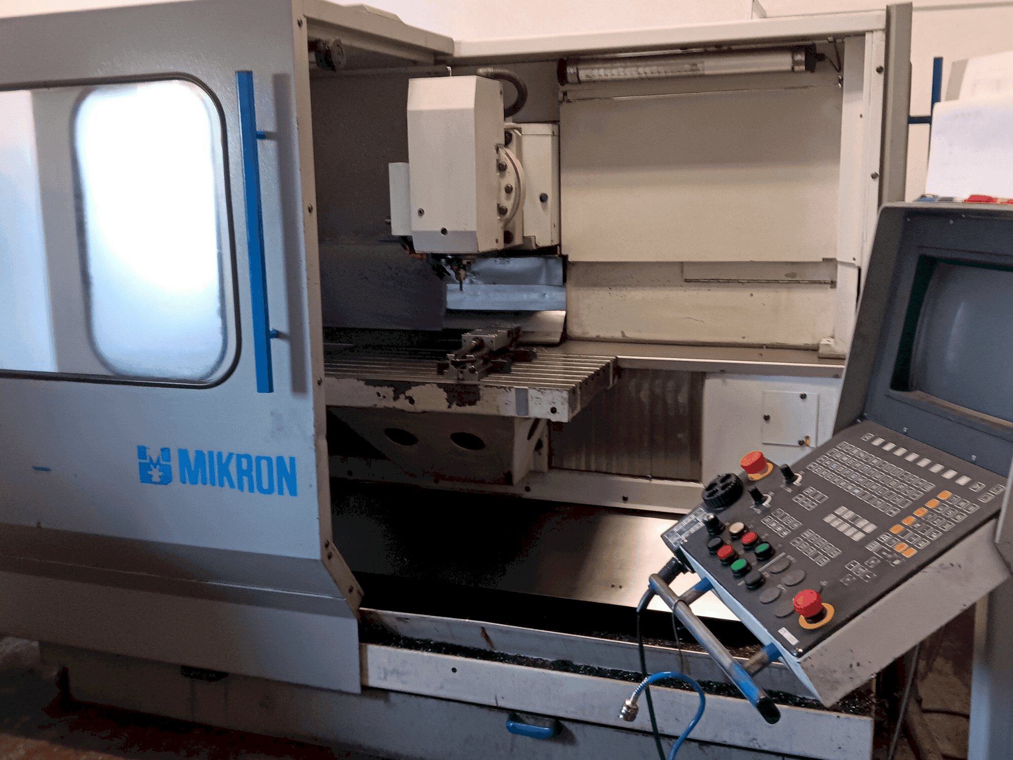 Masina MIKRON UM 600 eestvaade
