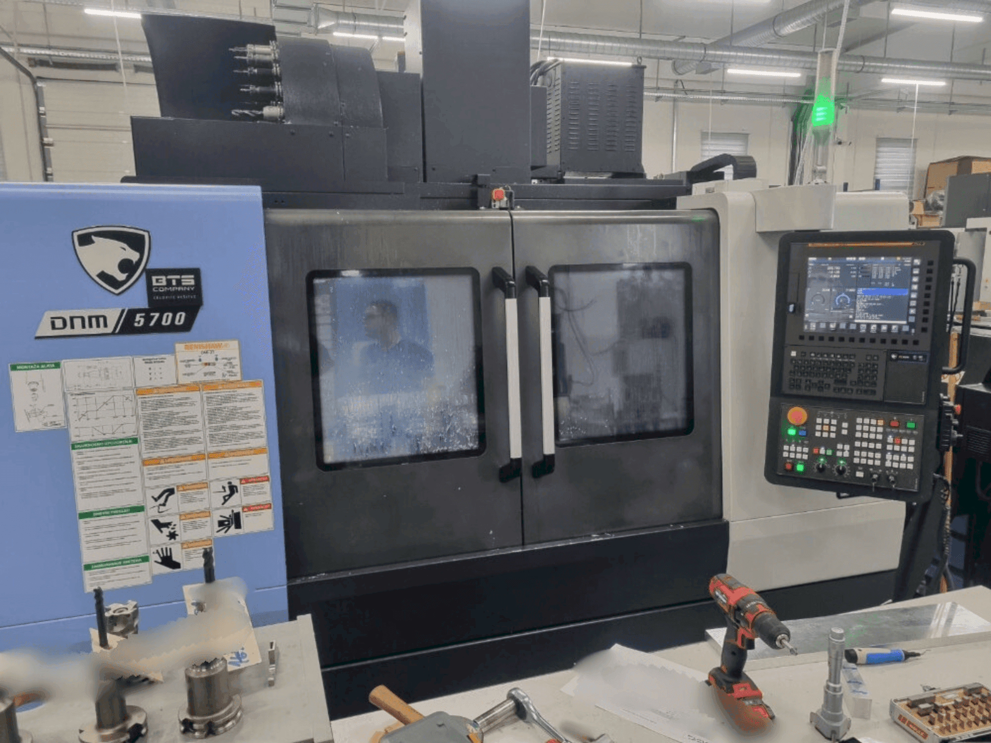 Masina DN SOLUTIONS DNM 5700 eestvaade