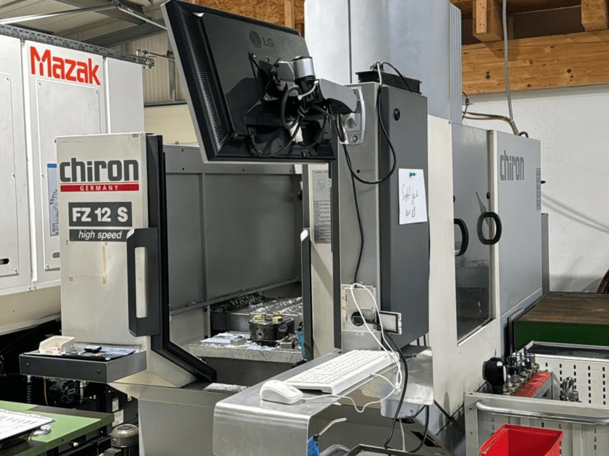 CHIRON FZ 12 S kiirtöötluskeskuse vertikaalne vaade koos juhtimisekraaniga ja töötlemisprotsessis tekkinud prahiga.