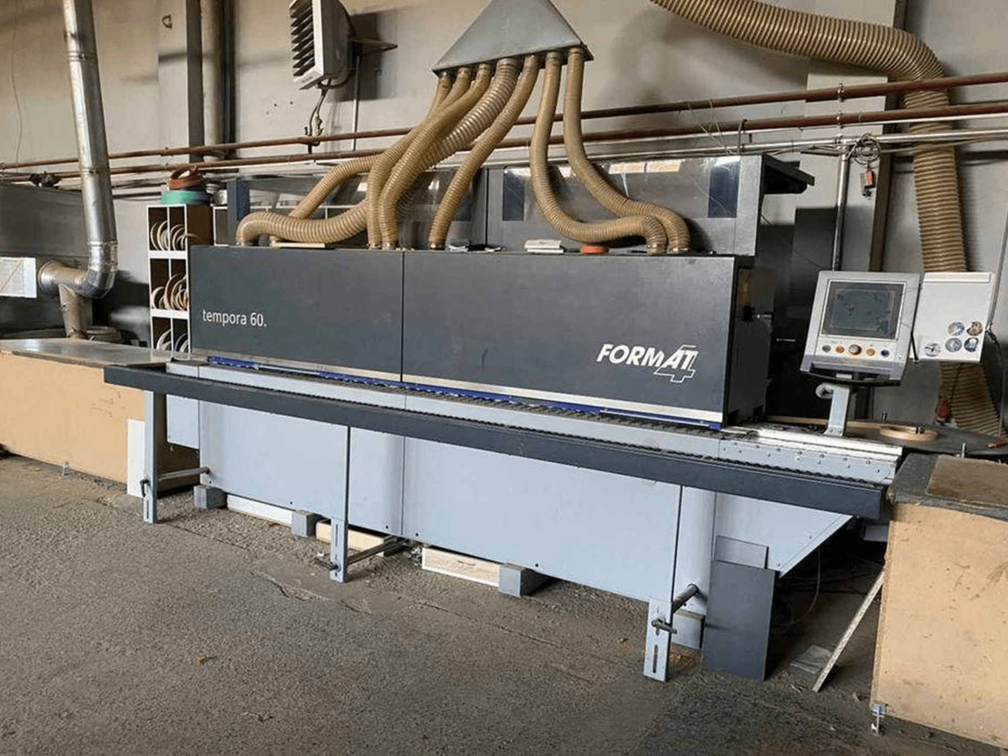 FORMAT4 Tempora 60 ääristamismasin külgvaates, millel on mitu voolikut ja juhtpaneel koos nuppude ja ekraaniga.
