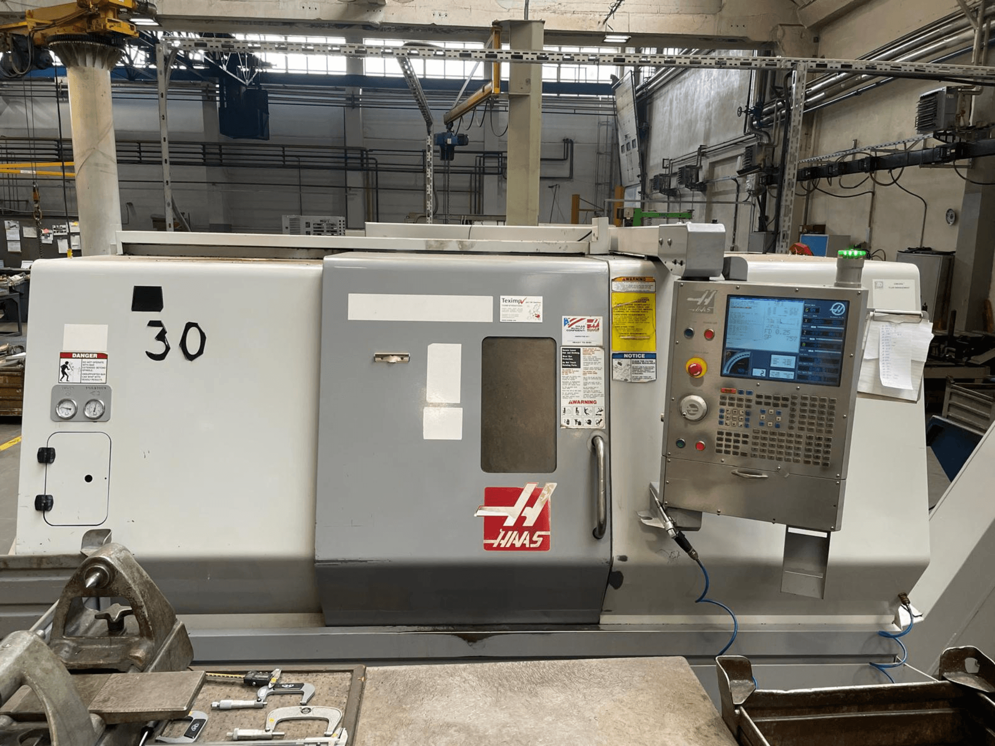 Haas SL-30THE horisontaalse treipingi esivaade, millel on näha digitaalne juhtpaneel, ohutusmärgised ja mudelinumber 30.