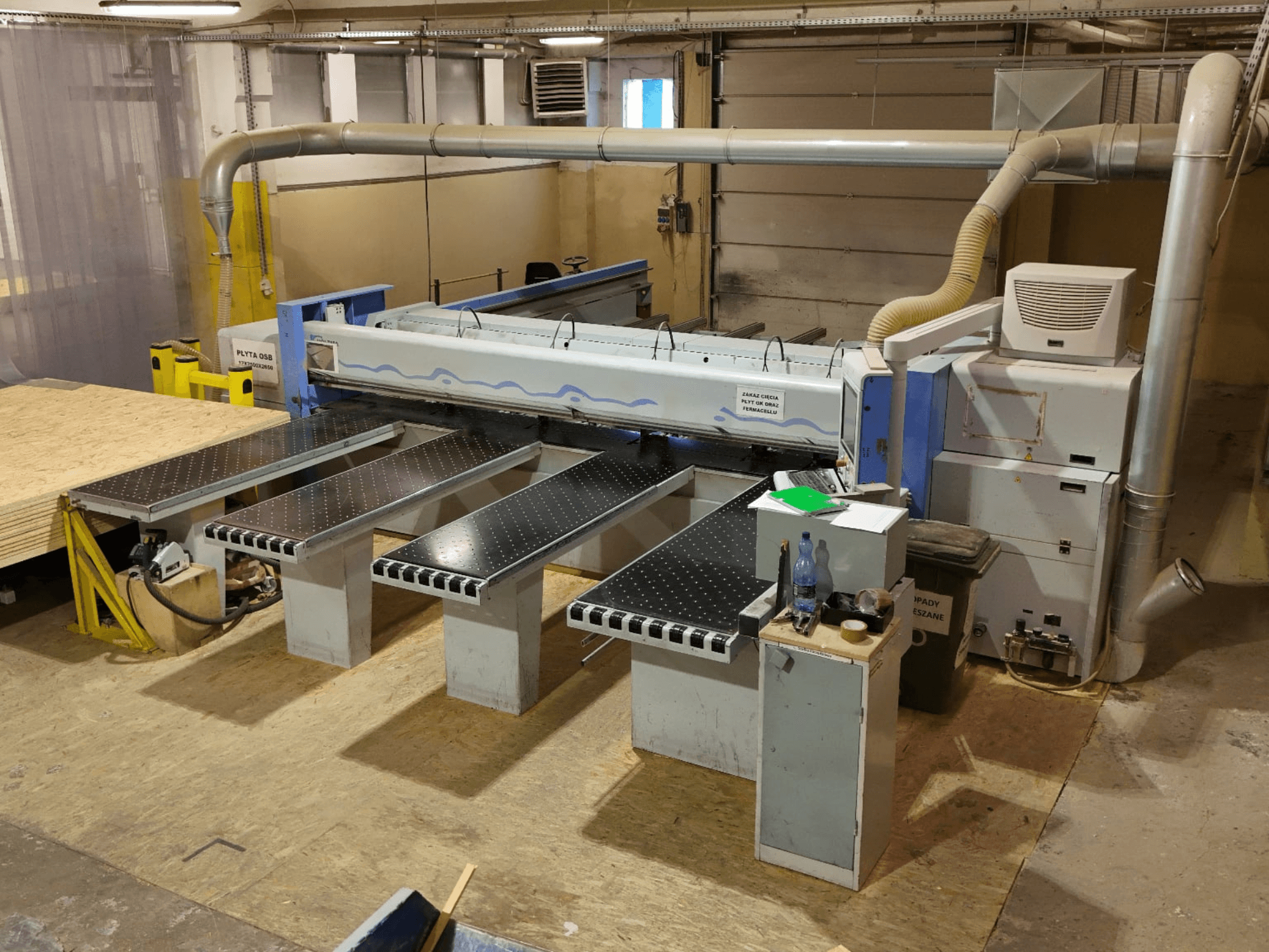 HOLZMA HPP 350/43/38 paneelisaag töökodas, vaade ülalt, millel on näha lõikepind ja tugilauad.