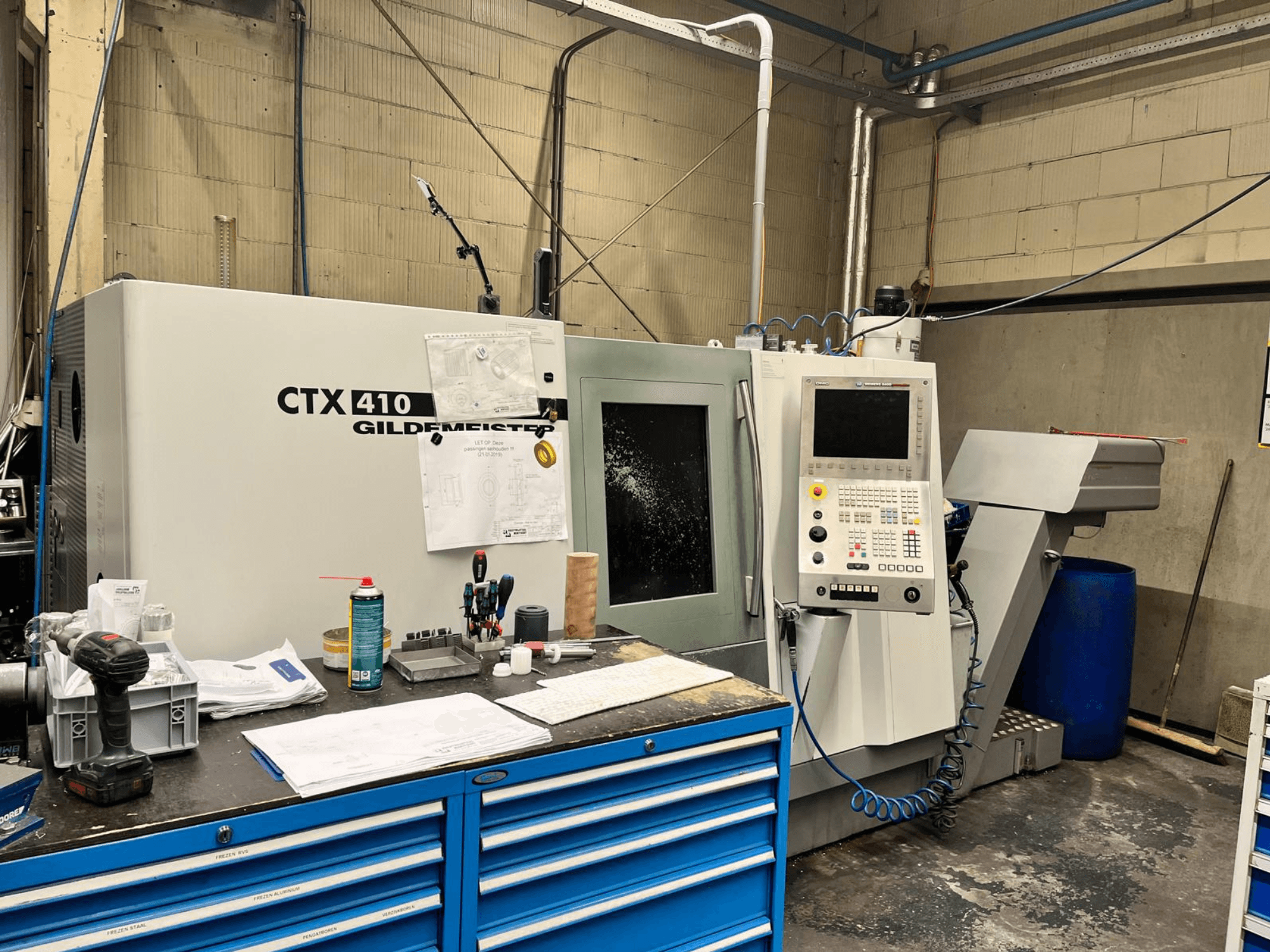 Gildemeister CTX 410 CNC-tööpink töökojas, esivaade, kus on juhtpaneel ja erinevad tööriistad tööpinkidel.