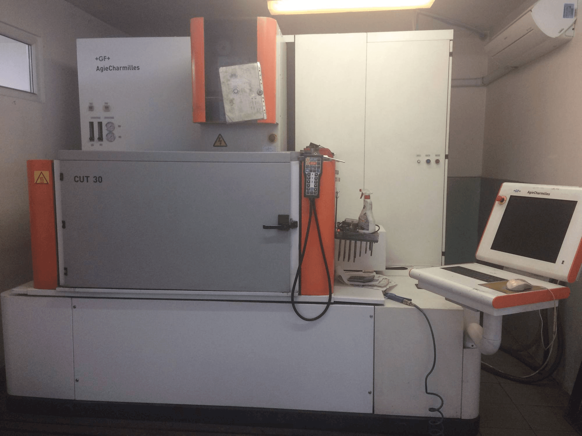 Masina AgieCharmilles CUT 30P eestvaade