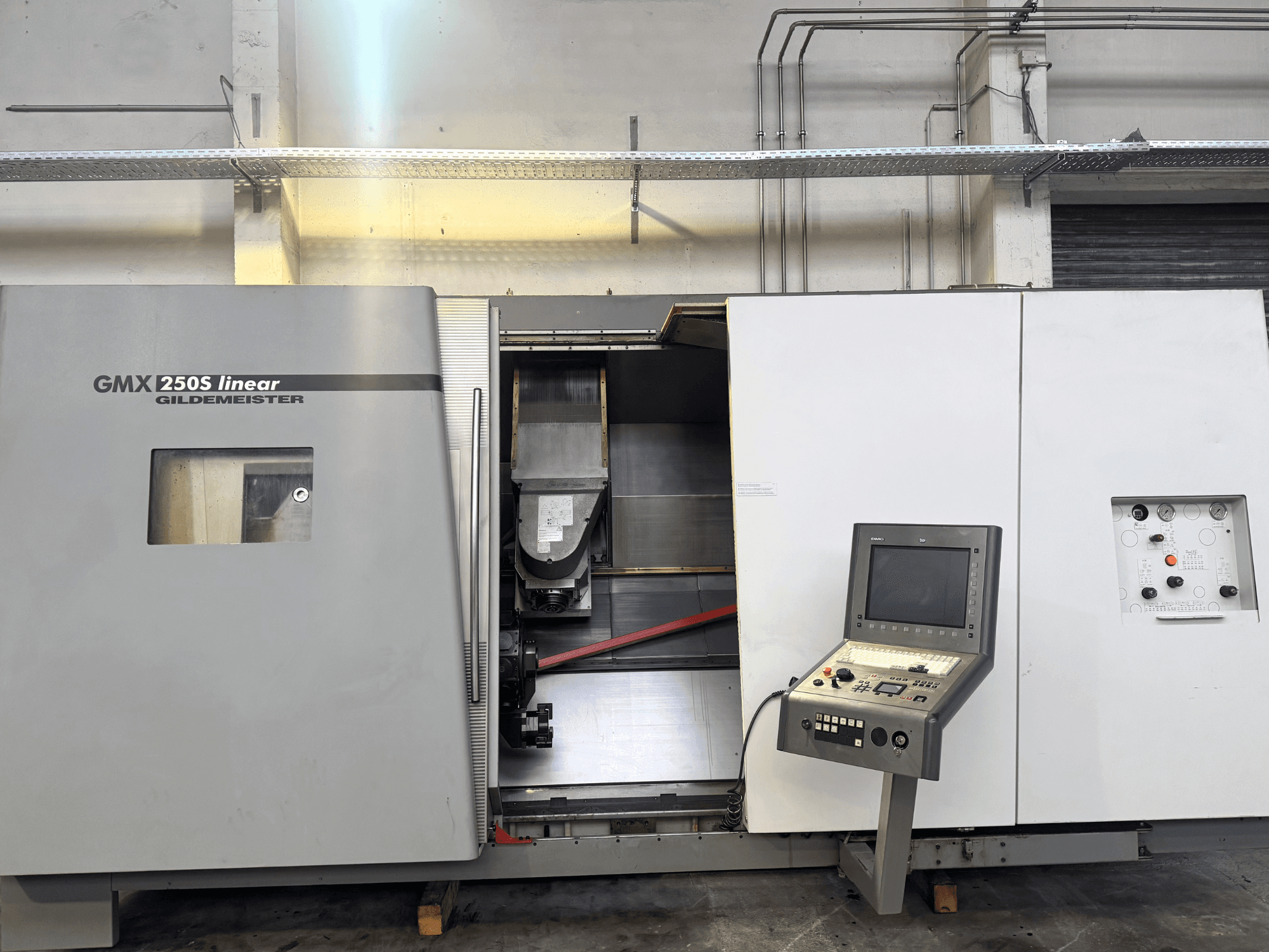 Gildemeister GMX 250S lineaarne CNC-tööpink, esivaade, kus on näidatud juhtpaneel ja avatud tööala.