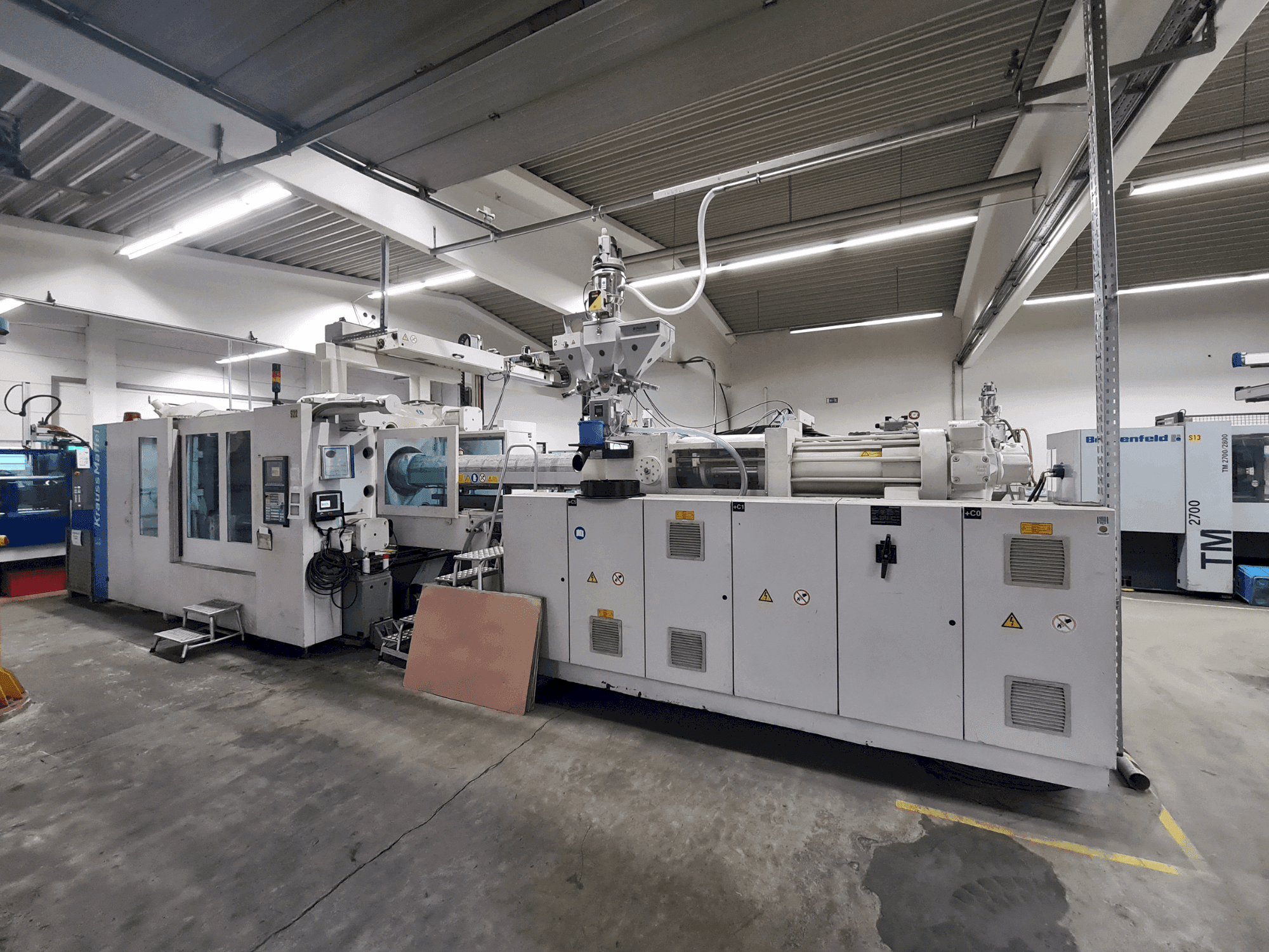 Masina Krauss Maffei 800-6100 MX eestvaade