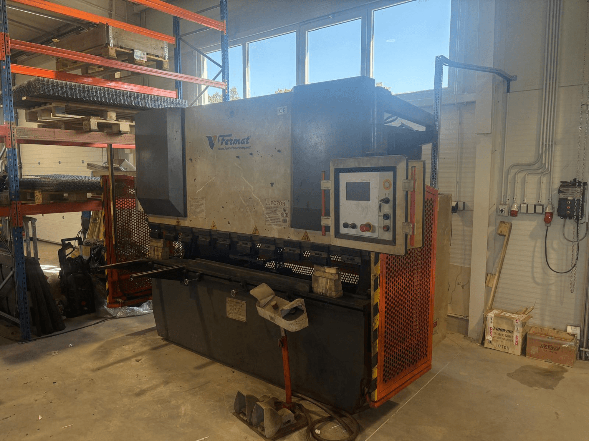FERMAT CTOF 80/2500 CNC-painutuspressi külgvaade, millel on näha juhtpaneel ja metallipainutusriistad.