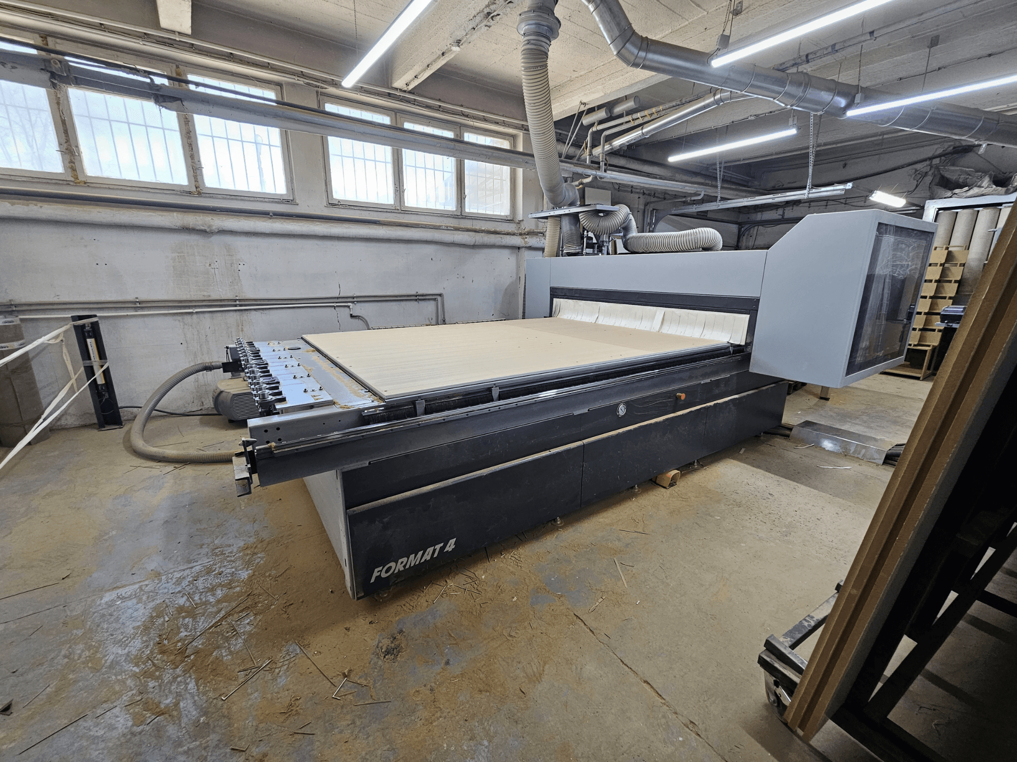CNC freeser FORMAT4 Profit H80 21.31, külgvaade, millel on suur töölaud ja juhtpaneel töökojas.