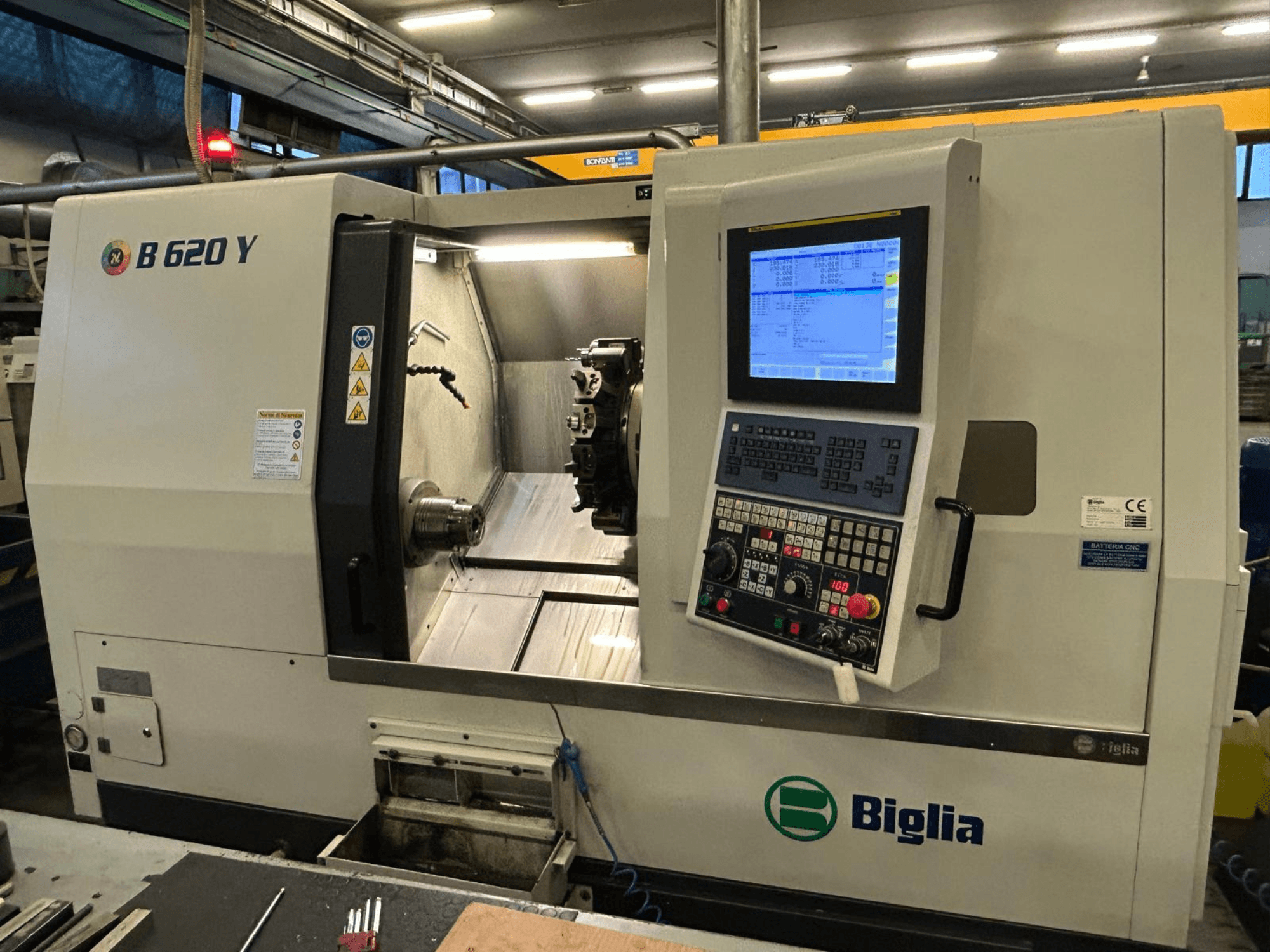 Biglia B 620 Y CNC-teenindusega treipink töökojas, esivaade, kus on näidatud juhtpaneel koos digitaalse ekraaniga ja töötluskomponendid.
