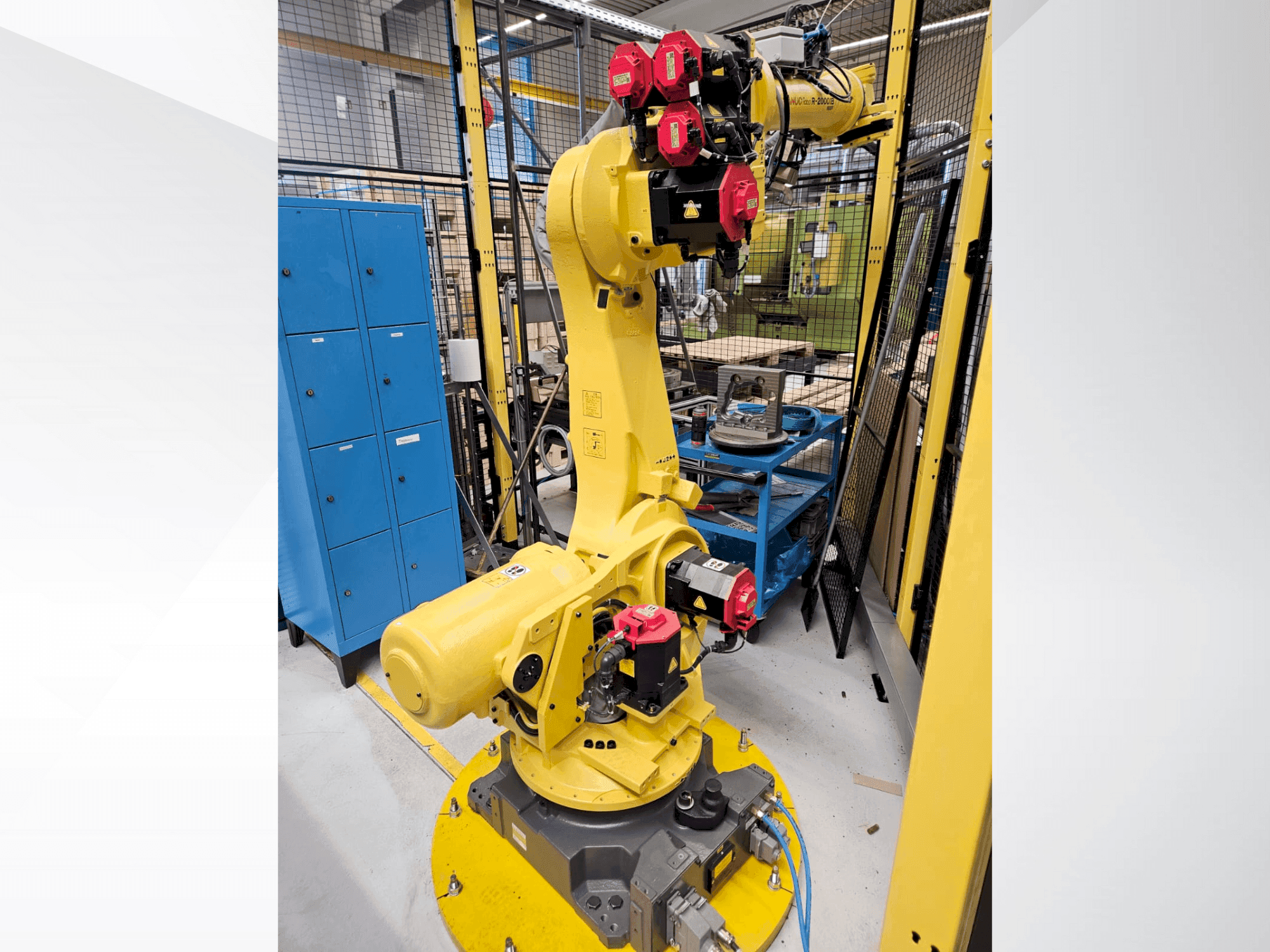 Masina FANUC R2000iB/165F eestvaade