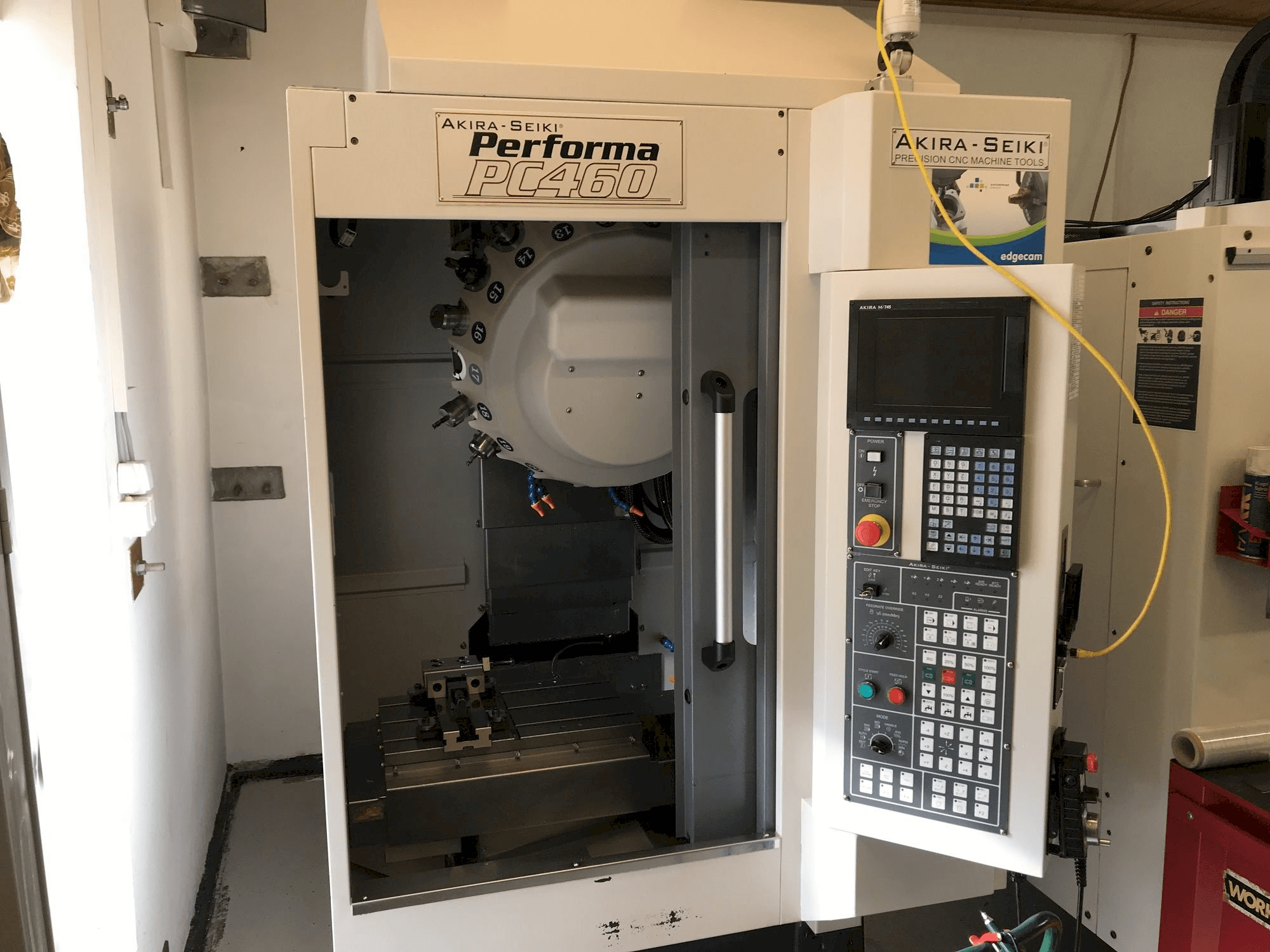 Masina Akira Seiki PC 460 eestvaade