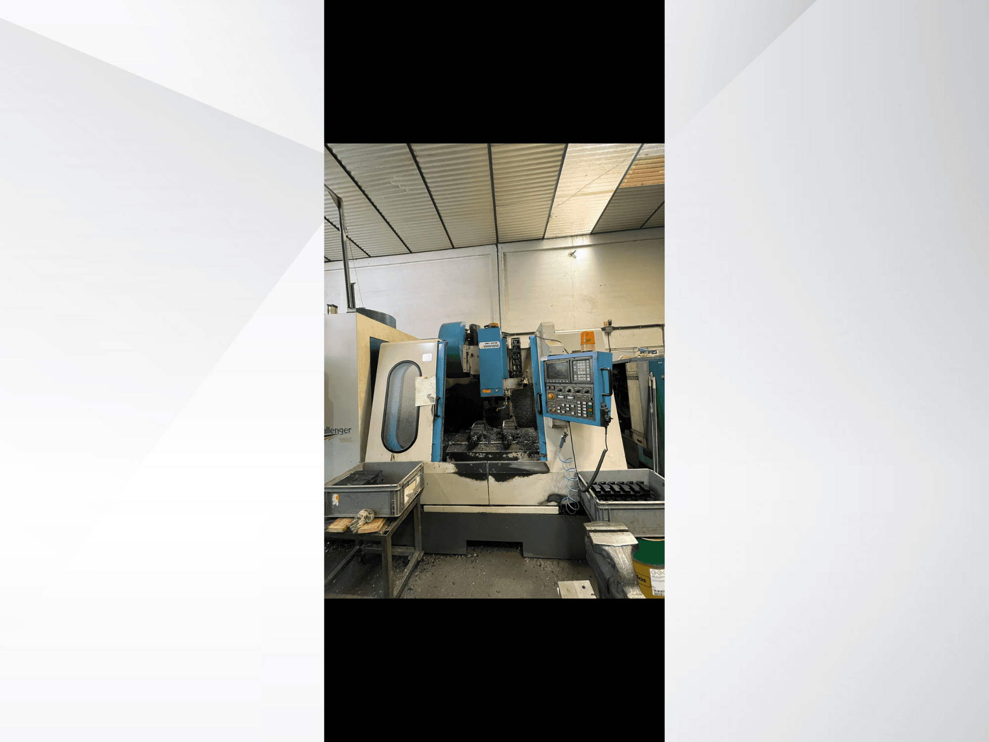 CNC-pink, mudel Challenger 1500, külgvaade, kus on näidatud juhtpaneel ja tööruum koos metallilaastudega.