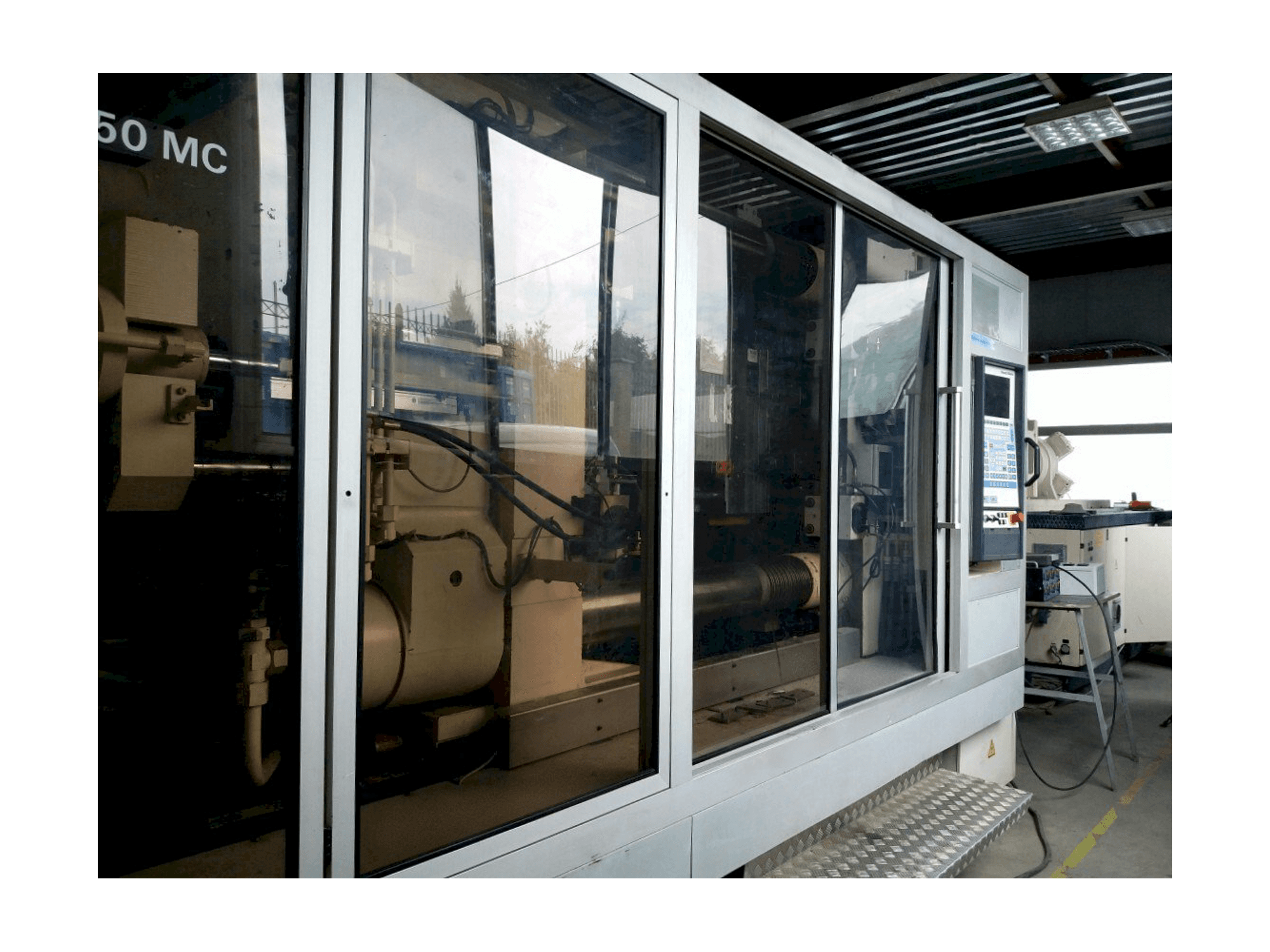 Masina Krauss Maffei KM 800/1330 MC eestvaade