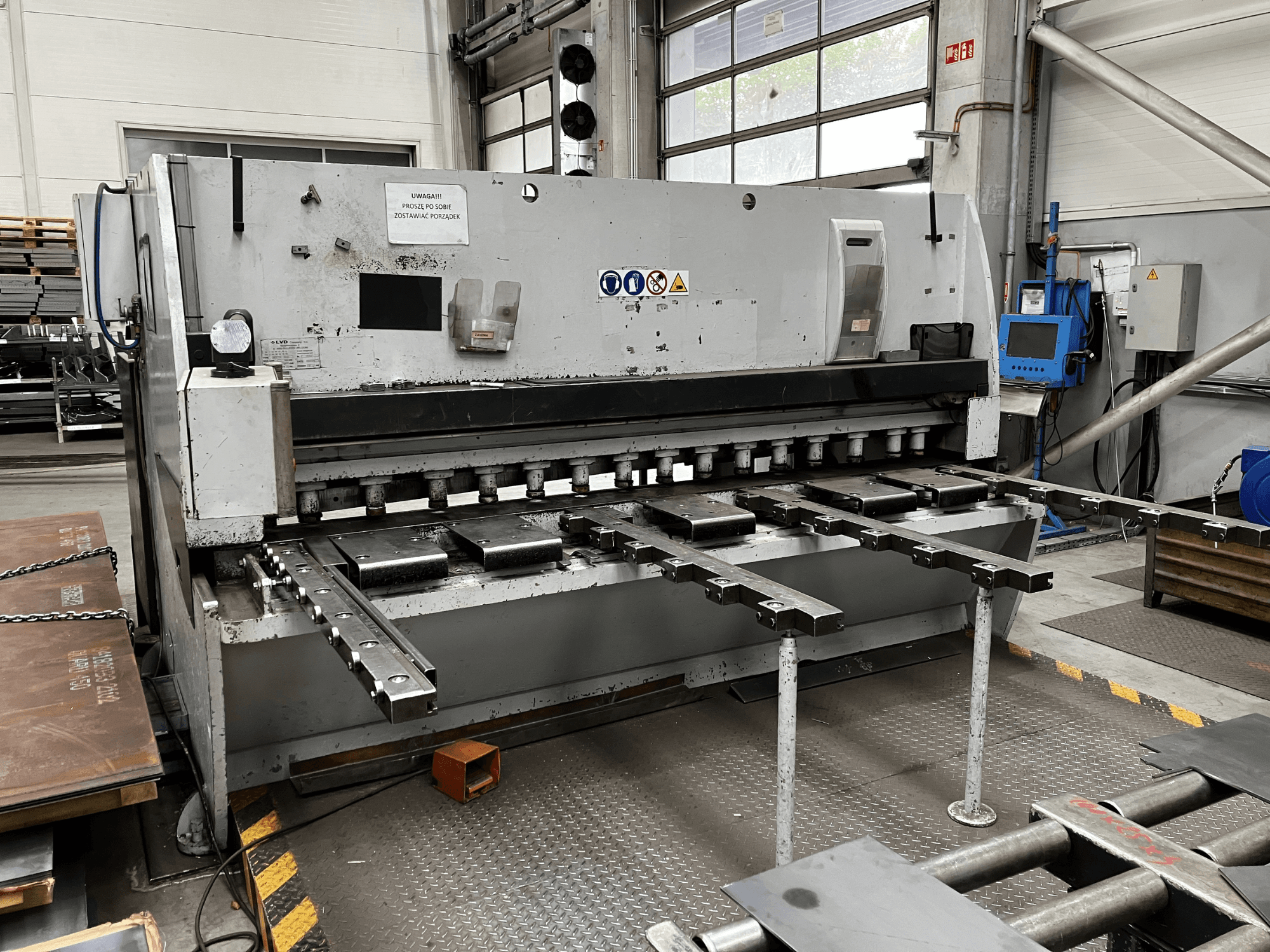 CNC lõikepink LVD MVS-TS 13/31, esiplaanil, lõiketerade ja juhtpaneeliga.
