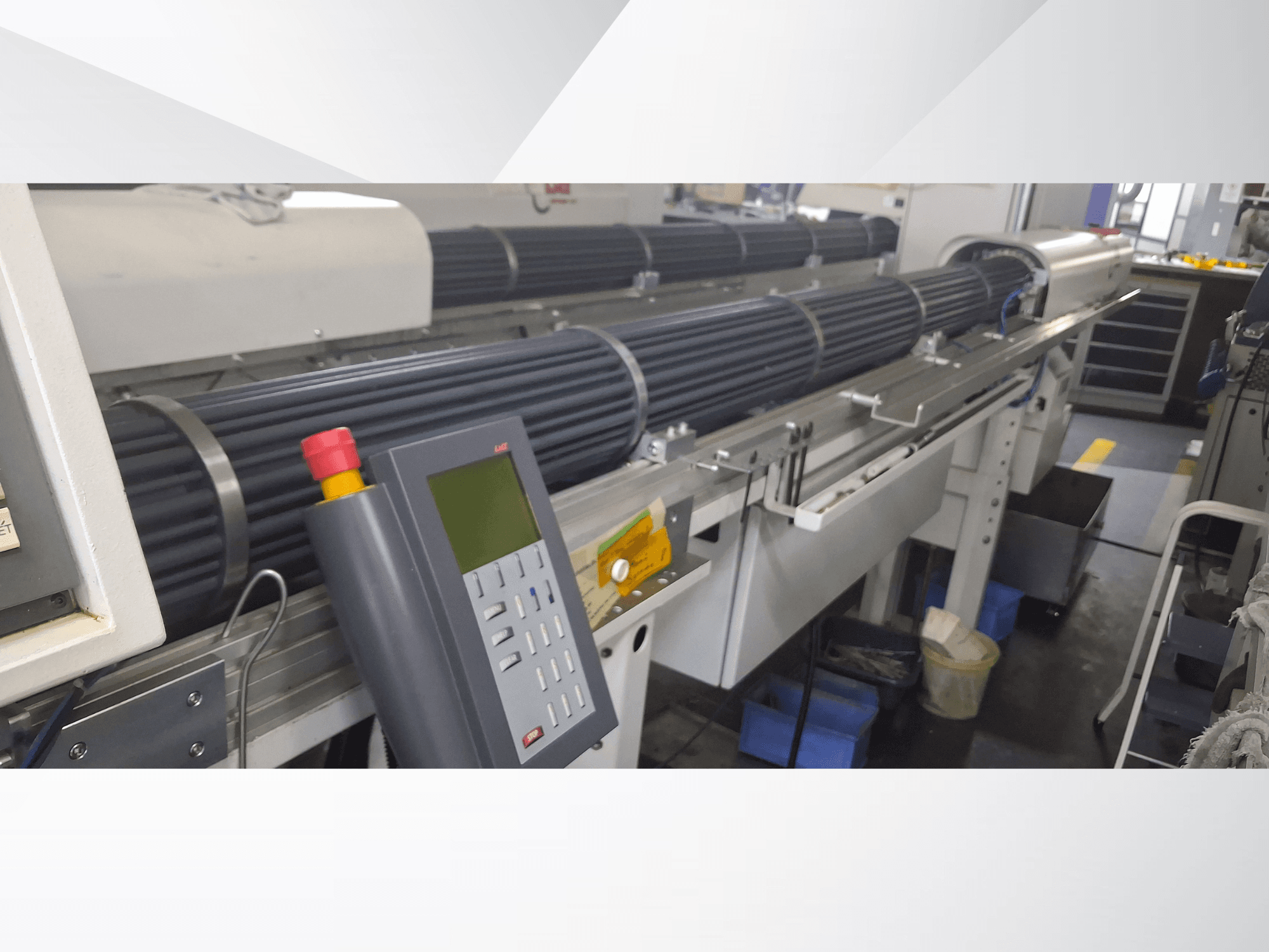 Šveitsi tüüpi treipingi TORNOS DECO 10a esiplaanil, millel on juhtpaneel ja pöörlevad tambud täppistöötluseks.